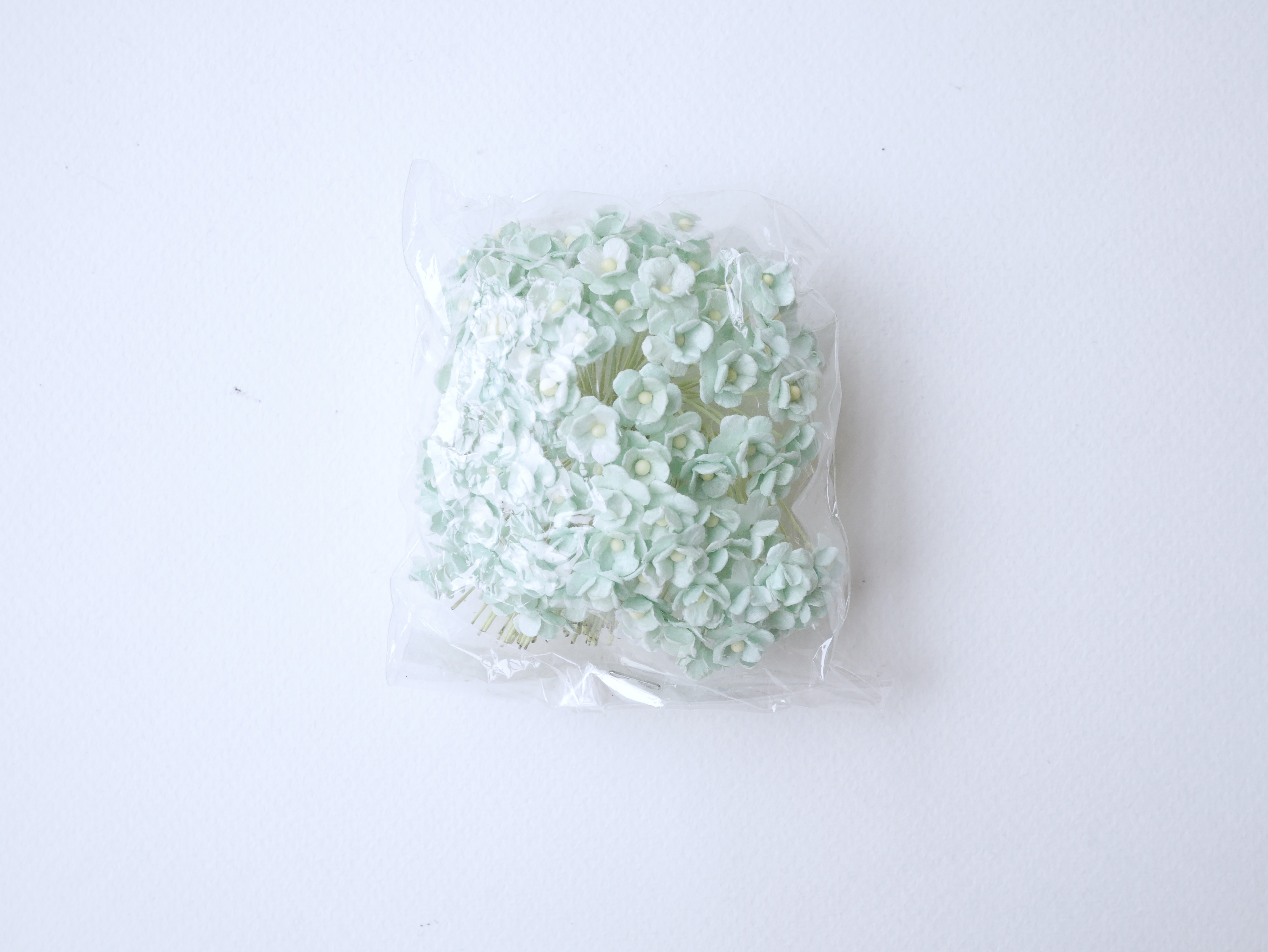 ดอกไม้กระดาษสา ดอกไม้กระดาษสาราคาส่ง ดอกไม้กระดาษสำหรับตกแต่ง งานแต่งงาน หรือติดของชำร่วย ดอก creeping lady 100 ดอก ขนาด 0.8 cm. สีมิ้นท์ Small Paper Flower with stem, , 100 pcs., size 0.8 cm., small flowers 2 layers, pastel mint color.