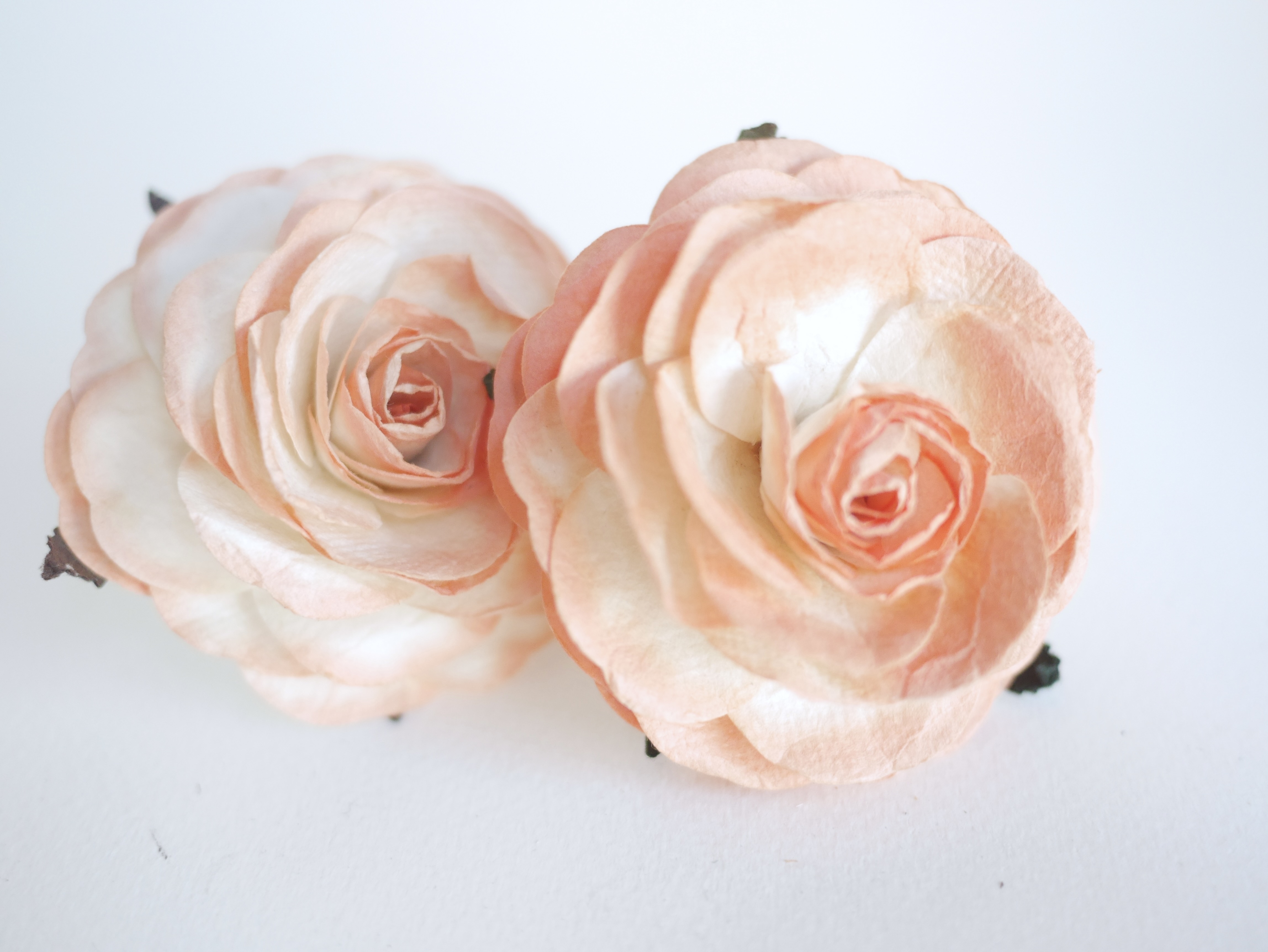 ดอกไม้กระดาษสา ดอกไม้กุหลาบกระดาษ ดอกกุหลาบกระดาษ ขนาด 6.5 cm.,จำนวน 5 ดอก, สำหรับของชำร่วย, งานแต่งงาน, สีพีชปัดขาว Paper flower,5 Pieces mulberry rose, 6.5 cm. peach brush white color