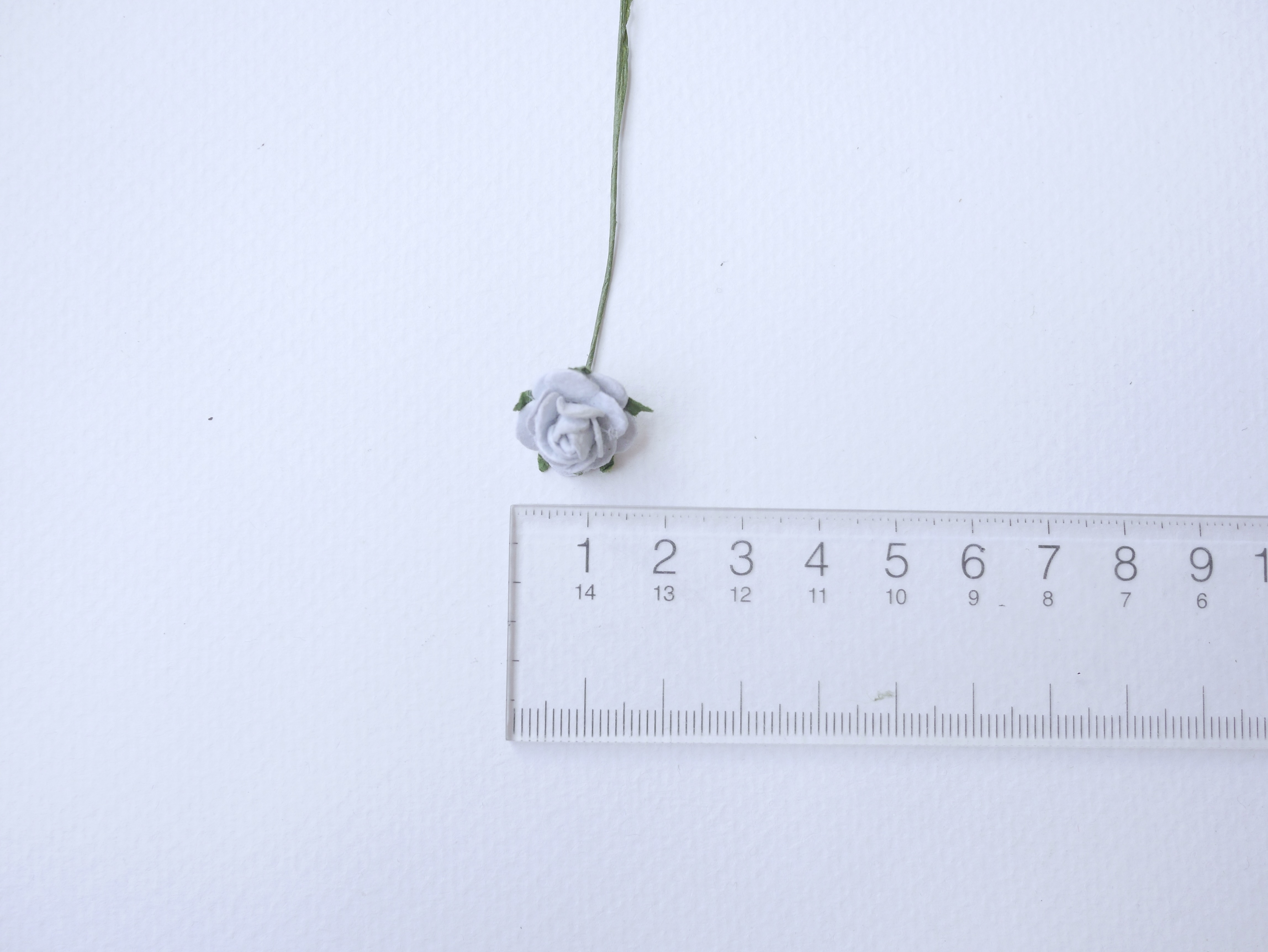 ดอกไม้กุหลาบกระดาษ ดอกไม้กระดาษสา, ดอกกุหลาบจิ๋ว, ดอกไม้กระดาษสาขายส่ง สีเทาอ่อนผสมฟ้าอ่อน ขนาด 1.5 cm. จำนวน 100 ดอก Paper Flowers size 1.5 cm., mini roses pale gray color, 100 pcs.