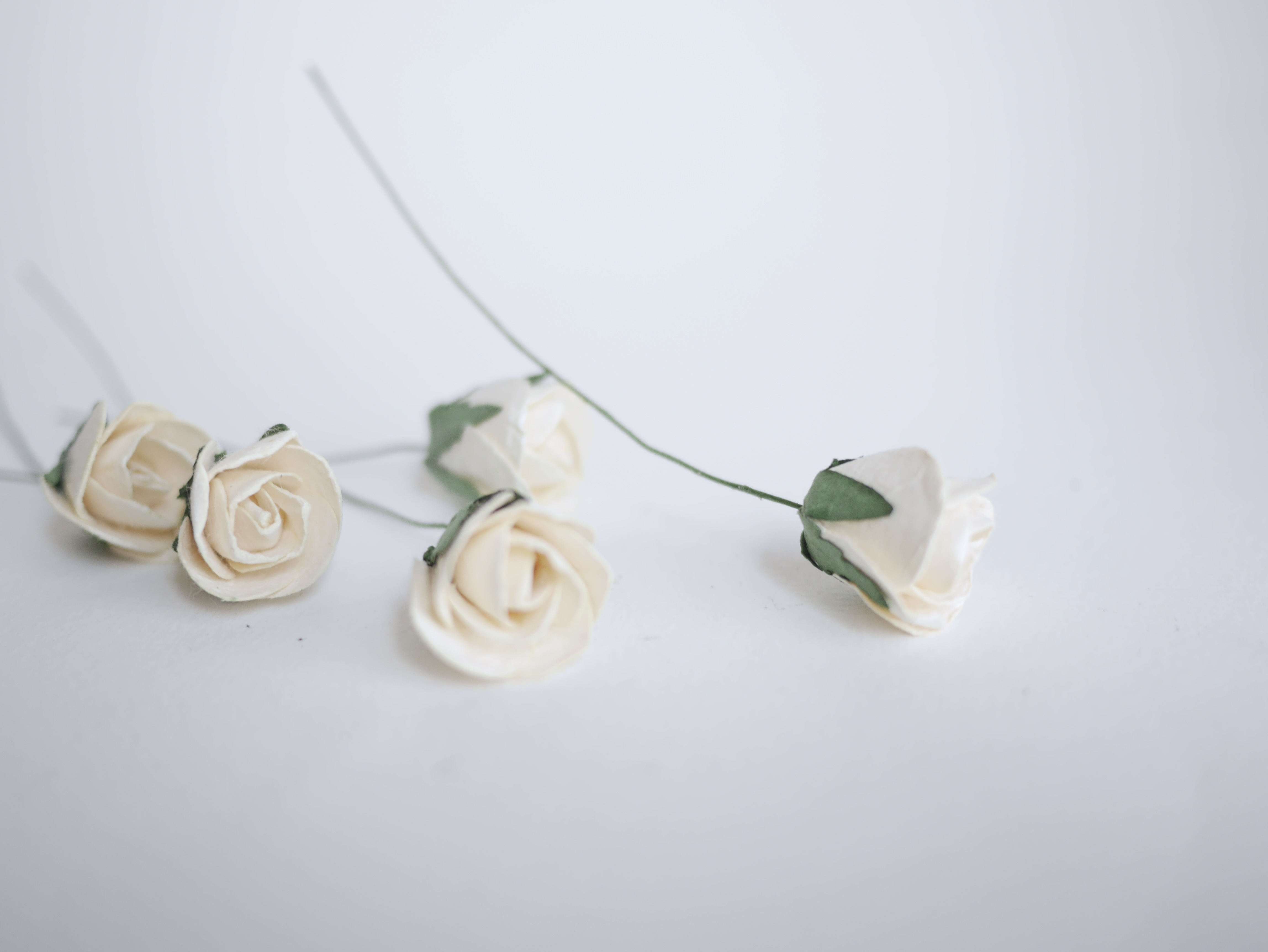 ดอกไม้กระดาษสา ดอกไม้กระดาษสา จตุจักร งานประดิษฐ์ ดอกไม้ทำข้อมือเพื่อนเจ้าสาว แต่งงาน, ดอกกุหลาบตูม 50 ดอก สีครีมอ่อน ขนาด 1.8x2.0 cm. paper flowers, budding roses flower 1.8 x2.0 cm. 50 pieces. pale ivory color