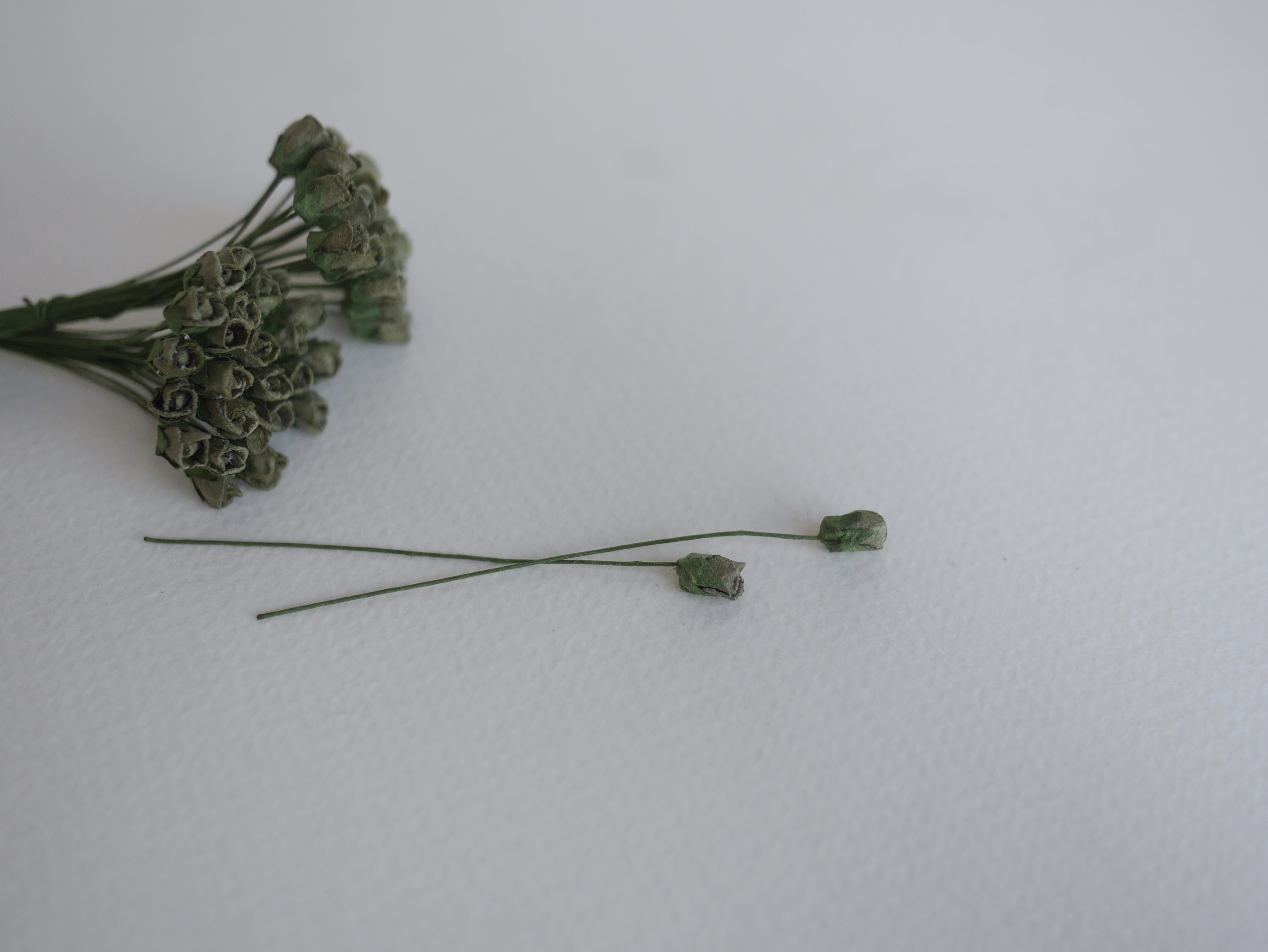 ดอกไม้กระดาษสา ดอกไม้กระดาษสา งานประดิษฐ์ ดอกไม้ทำข้อมือเพื่อนเจ้าสาว แต่งงาน, ดอกกุหลาบตูม 100 ดอก สีเขียวทหารเข้ม ขนาด 0.5x0.8 cm. paper flowers, budding roses flower 0.5x0.8 cm. 100 pieces. dark green color.