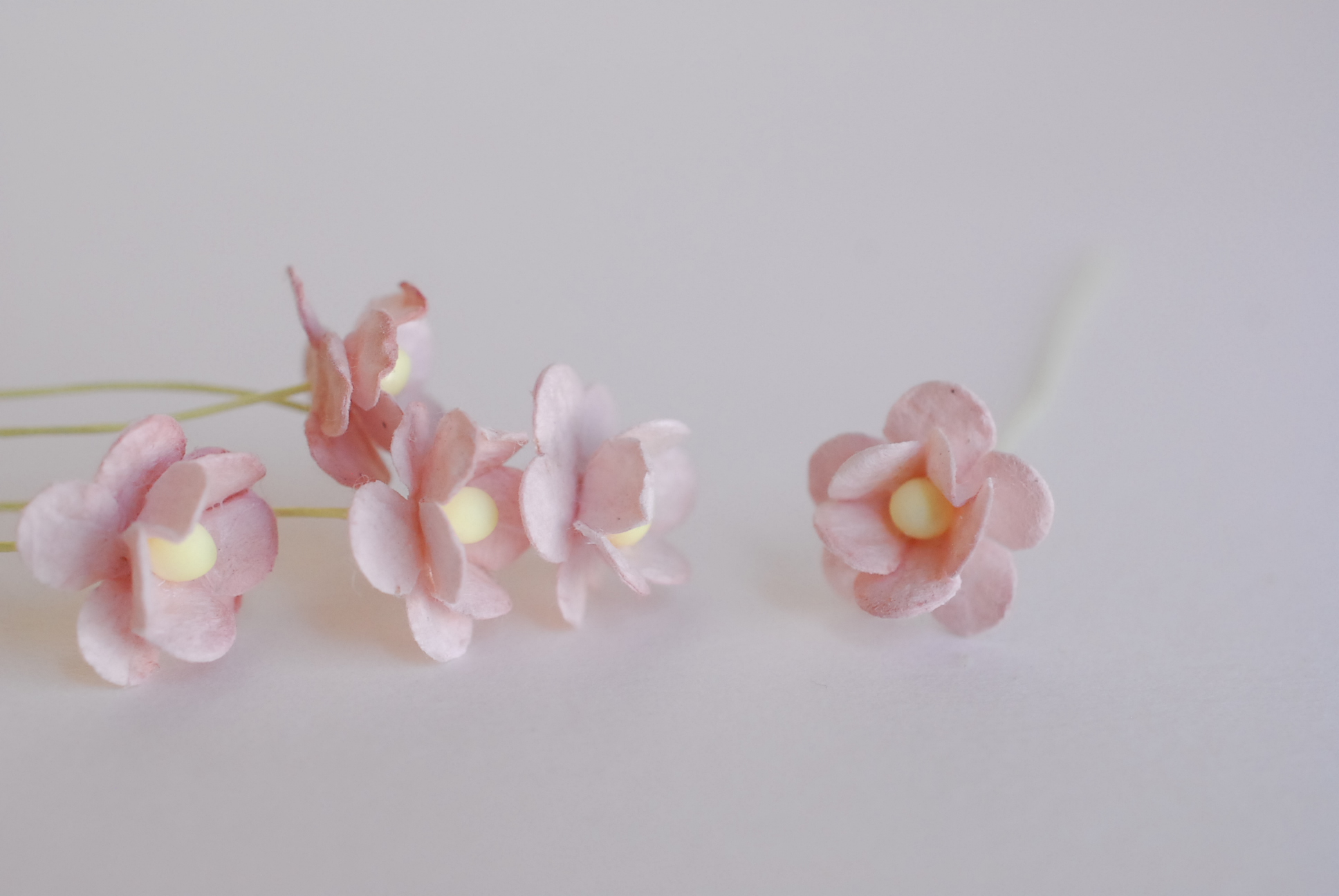 ดอกไม้กระดาษสา ราคาส่ง, ดอกไฮเดรนเยียกระดาษสา ดอกไม้ประดิษฐ์ ตกแต่งงาน ประดิษฐ์ข้อมือ เพื่อนเจ้าสาว ขนาด 1.5 cm., สำหรับของชำร่วย, งานแต่งงาน, ดอกไม้ทำข้อมือเจ้าสาว สีม่วงชมพูอ่อน จำนวน 100 ดอก Paper flower,100 Pieces mulberry hydenyia, plum-pink color.