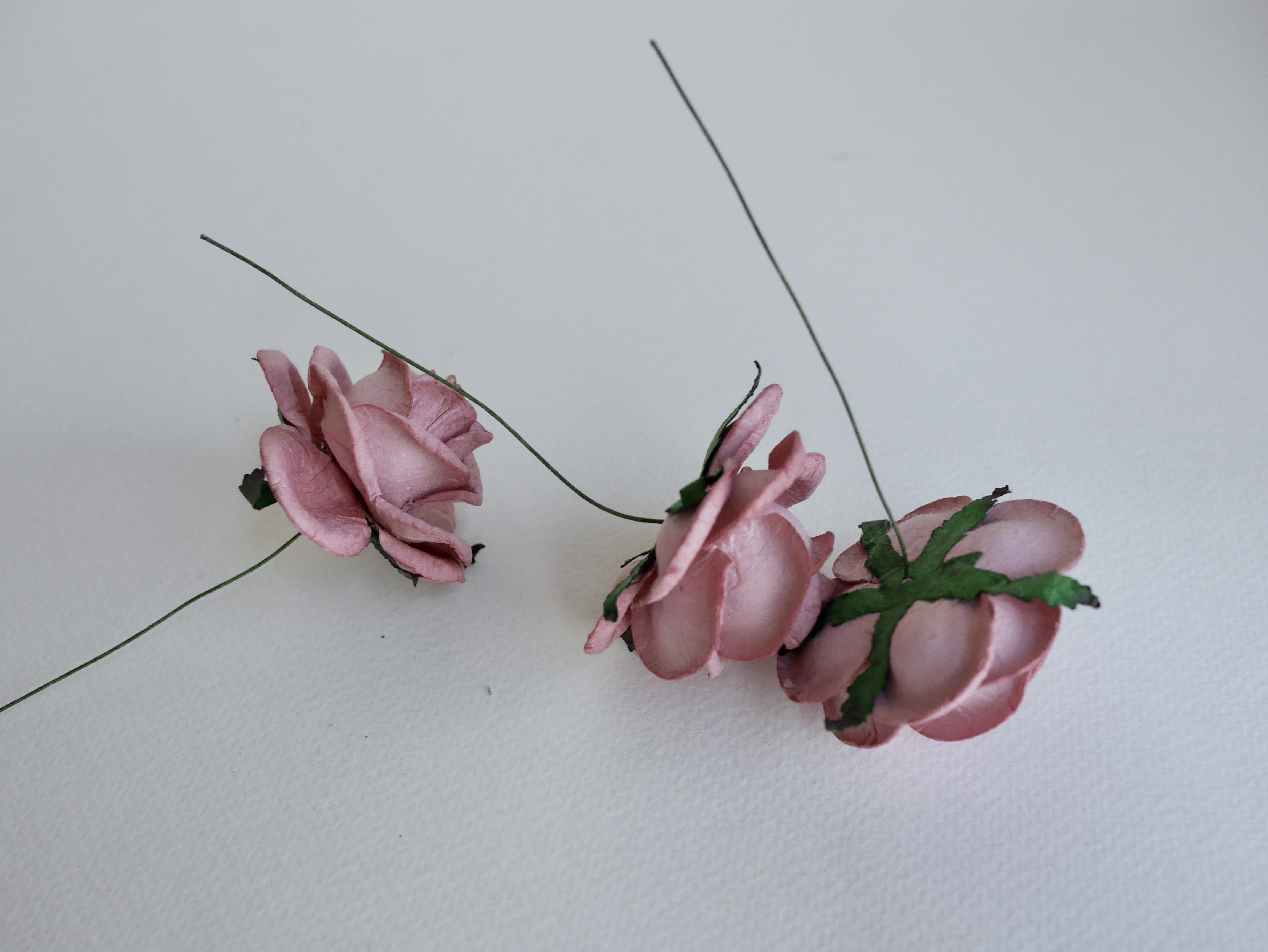 ดอกไม้กระดาษสา ราคาส่ง, ดอกกุหลาบกระดาษสา ดอกไม้ประดิษฐ์ ตกแต่งงานแต่งงาน ขนาด 4.5 cm., สำหรับของชำร่วย, งานแต่งงาน, ดอกไม้ทำข้อมือเจ้าสาว Paper flower,20 Pieces mulberry rose, 4.5 cm. สี115-1