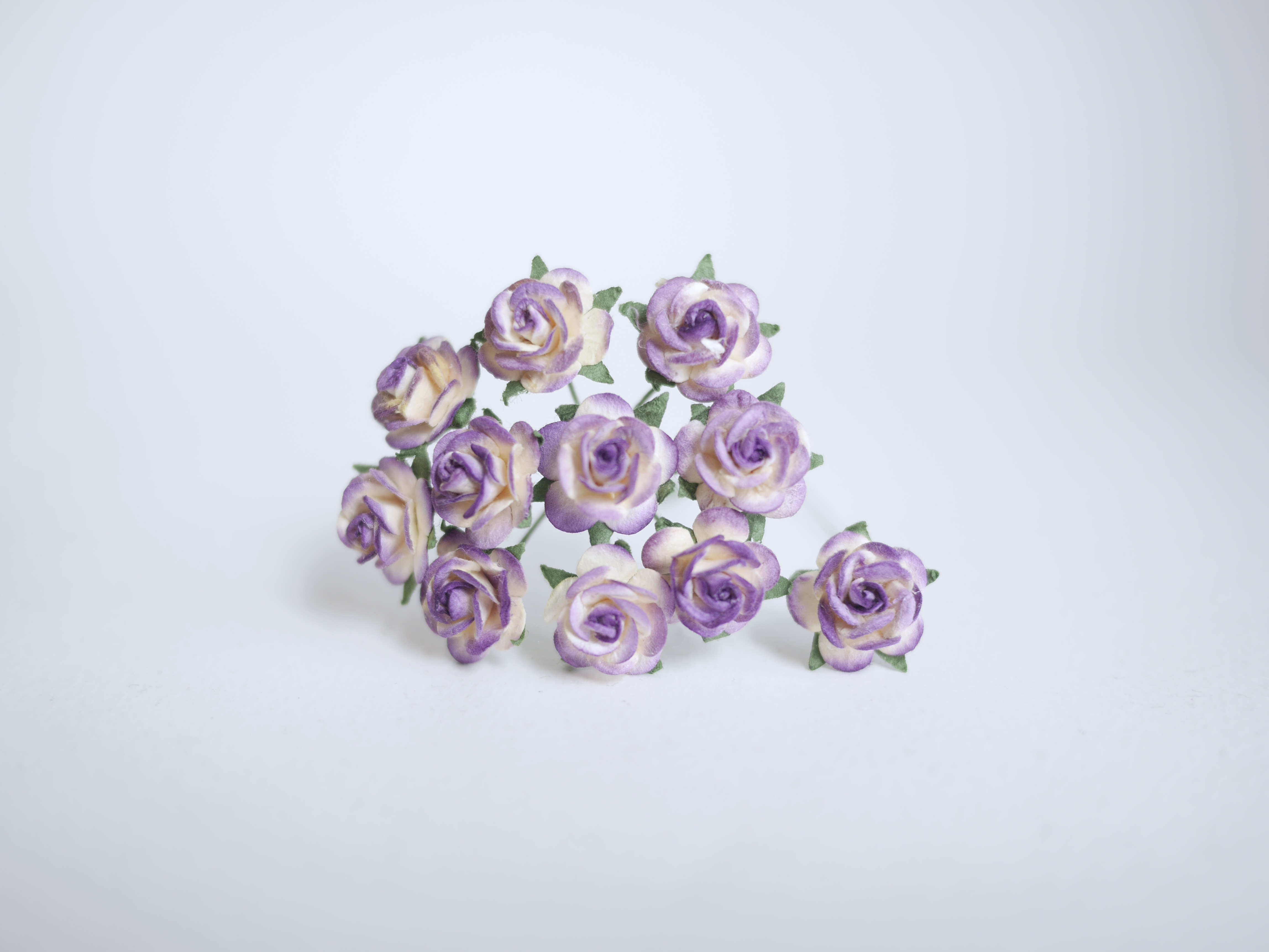 ดอกไม้กระดาษสา ขายส่ง, ดอกกุหลาบกระดาษสา สำหรับประดับ ตกแต่งของชำร่วย, งานแต่งงาน สีม่วงปัดครีม ขนาด 1.5 cm. จำนวน 100 ดอก