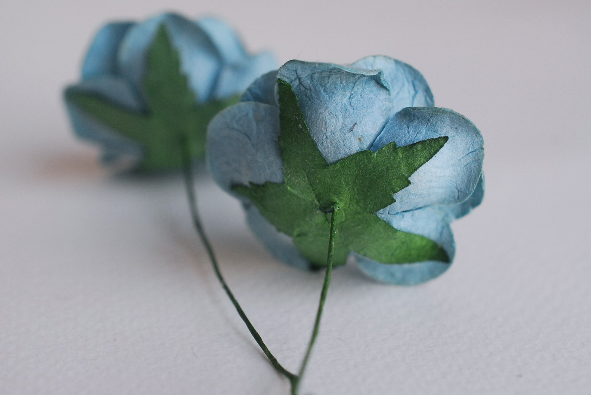 ดอกไม้กระดาษสา ดอกกุหลาบกระดาษสา ดอกไม้กุหลาบ กลีบโค้ง ดอกไม้ประดิษฐ์ สำหรับตกแต่ง หรืองานแต่งงาน สีน้ำเงินเขียวตุ่น ขนาด 3.5 cm. จำนวน 25 ดอก Paper flowers, handmade flowers, small roses paper size 3.5 cm. 25 pieces, tale blue color.