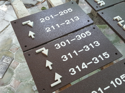 ป้ายบอกทางห้องพัก ไทยมิตรรีสอร์ท Thaimit Resort เรซิ่นหินทรายเทียม