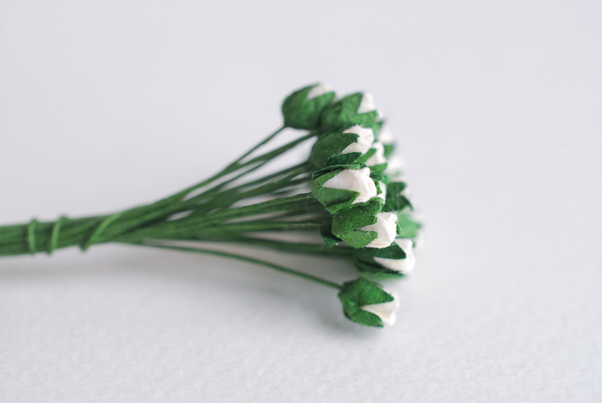 ดอกไม้กระดาษสา ดอกไม้กระดาษสา จตุจักร งานประดิษฐ์ ดอกไม้ทำข้อมือเพื่อนเจ้าสาว แต่งงาน, ดอกกุหลาบตูม 100 ดอก สีแดงปัดสีขาวcolor ขนาด 0.3x0.5 cm. paper flowers, budding roses flower 0.5x0.8 cm. 100 pieces. white color.