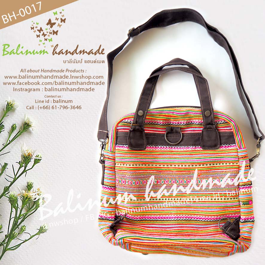 กระเป๋าถือและสะพายแฮนด์เมด ชาวเขาม้งลาว งานปักมือทั้งใบ ด้านในบุผ้าคล้ายกำมะหยี่สีน้ำตาล เนื้อนิ่มสบายมือ รวมถือสายสะพายด้วย สามารถถือหรือสะพายก็ได้ เลื่อนปรับสายสะพายได้ ด้านในมีพื้นที่จุมากๆ สามารถใส่ของได้หลายช่อง ใช้งานได้หลากหลาย และที่สำคัญเป็นกระเป แดง,ดำ (Red,Black)