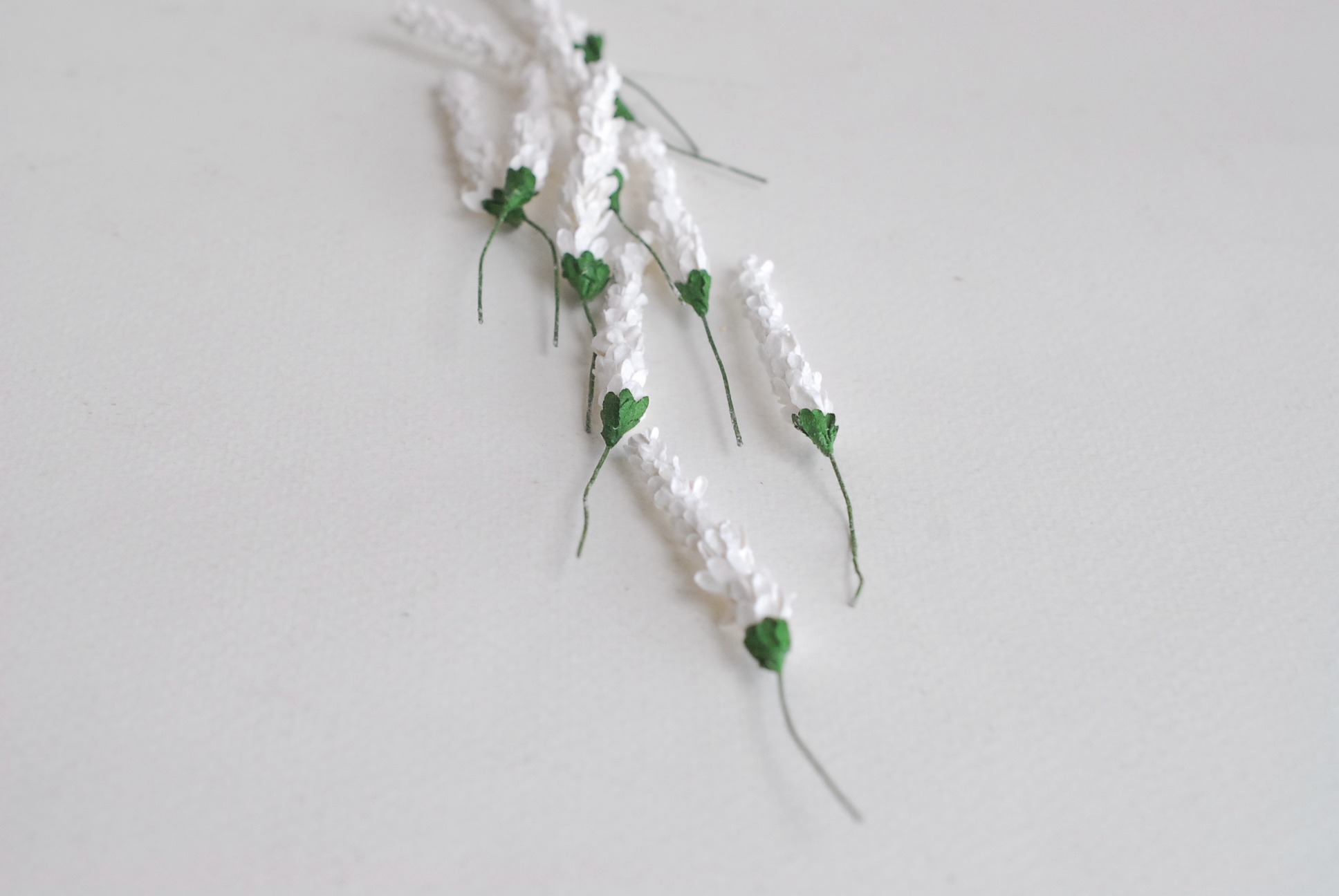 ดอกไม้ประดิษฐ์, ดอกไม้กระดาษสา, ดอก lavender, ดอกลาเวนเดอร์ กระดาษสา งานประดิษฐ์ตกแต่งของชำร่วย, ดอกไม้ทำพานพุ่ม, พานรับไหว้, ขนาด 1 cm. สีขาว Paper flowers; lavender flowers, handmade flowers: 50 pieces white color.