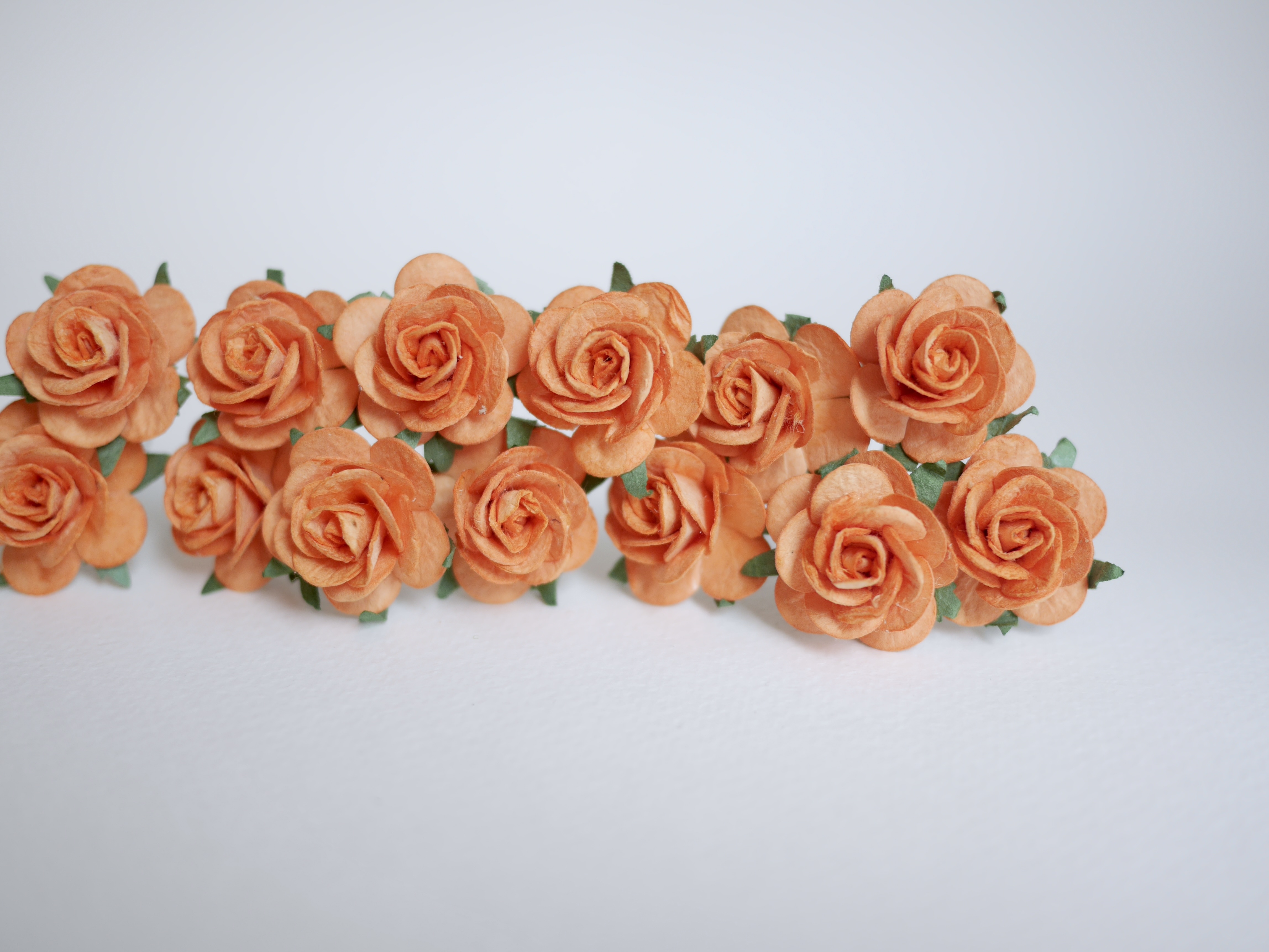 ดอกไม้กระดาษสา ราคาส่ง, ดอกกุหลาบกระดาษสา ดอกไม้ประดิษฐ์ ตกแต่งงานแต่งงาน ขนาด 2.5 cm., สำหรับของชำร่วย, งานแต่งงาน, ดอกไม้ทำข้อมือเจ้าสาว สีส้มอิฐ Paper flower, 50 Pieces mulberry rose, 2.5 cm. Fire orange color.