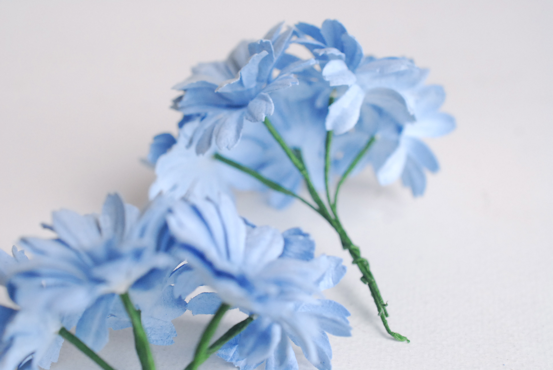 ดอกไม้กระดาษสา ดอกไม้ประดิษฐ์จากกระดาษสา ดอกไม้กระดาษสาขายส่ง ดอกไม้ประดิษฐ์ ดอกไม้ทำข้อมือเพื่อนเจ้าสาว ดอก daisy ขนาด 3.5 cm. จำนวน 25 ดอก สีน้ำเงินตุ่น Paper Flower, 25 Daisy Flowers, pale blue color, size 4.5 cm.,ivory pollen