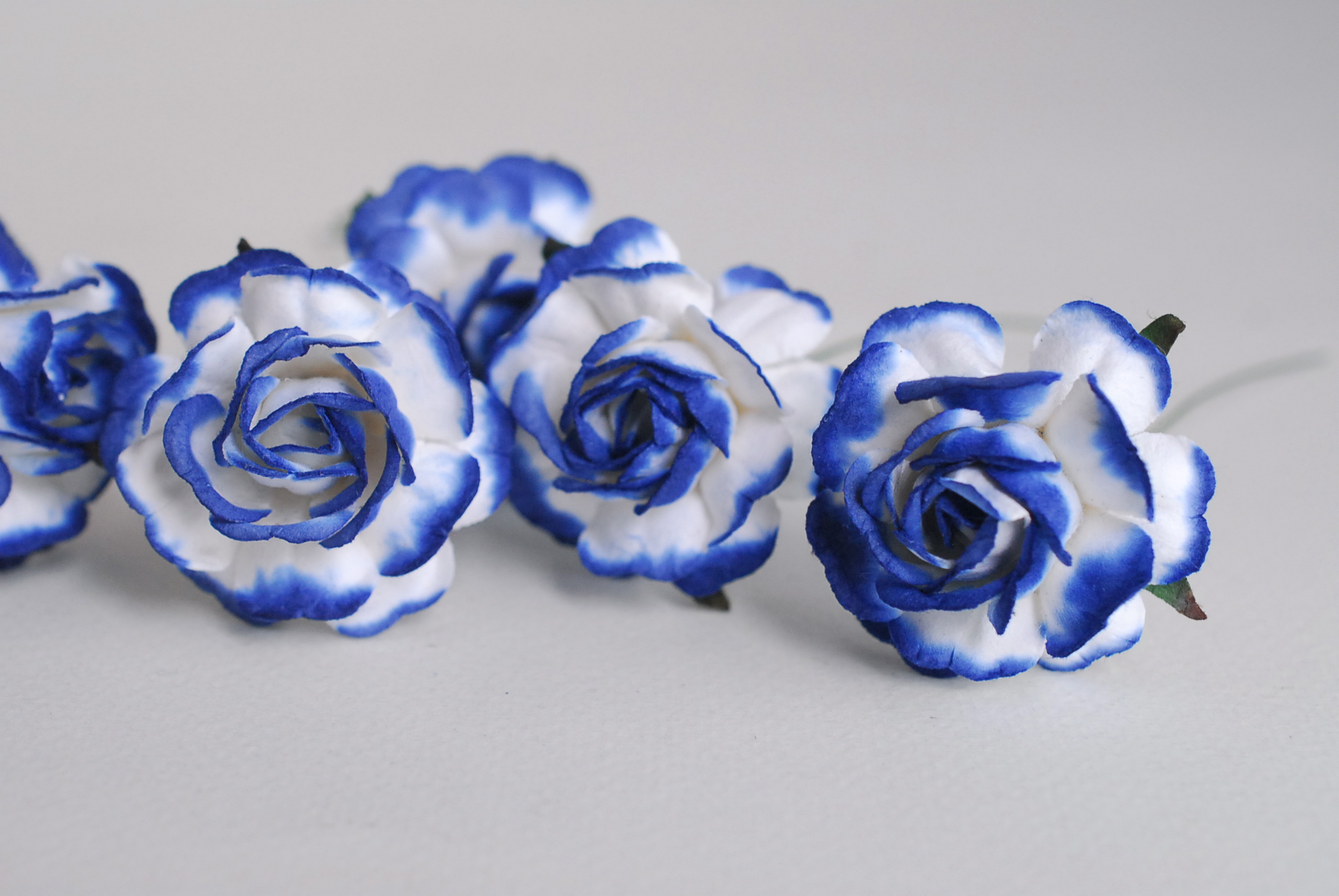 ดอกไม้กระดาษสา ดอกกุหลาบกระดาษสา ดอกไม้กุหลาบ ดอกไม้ประดิษฐ์ สำหรับตกแต่ง หรืองานแต่งงาน สีน้ำเงินเข้มปัดขาว ขนาด 3.5 cm. จำนวน 25 ดอก Paper flowers, handmade flowers, small roses paper size 3.5 cm. 25 pieces, nevy blue brush white color.