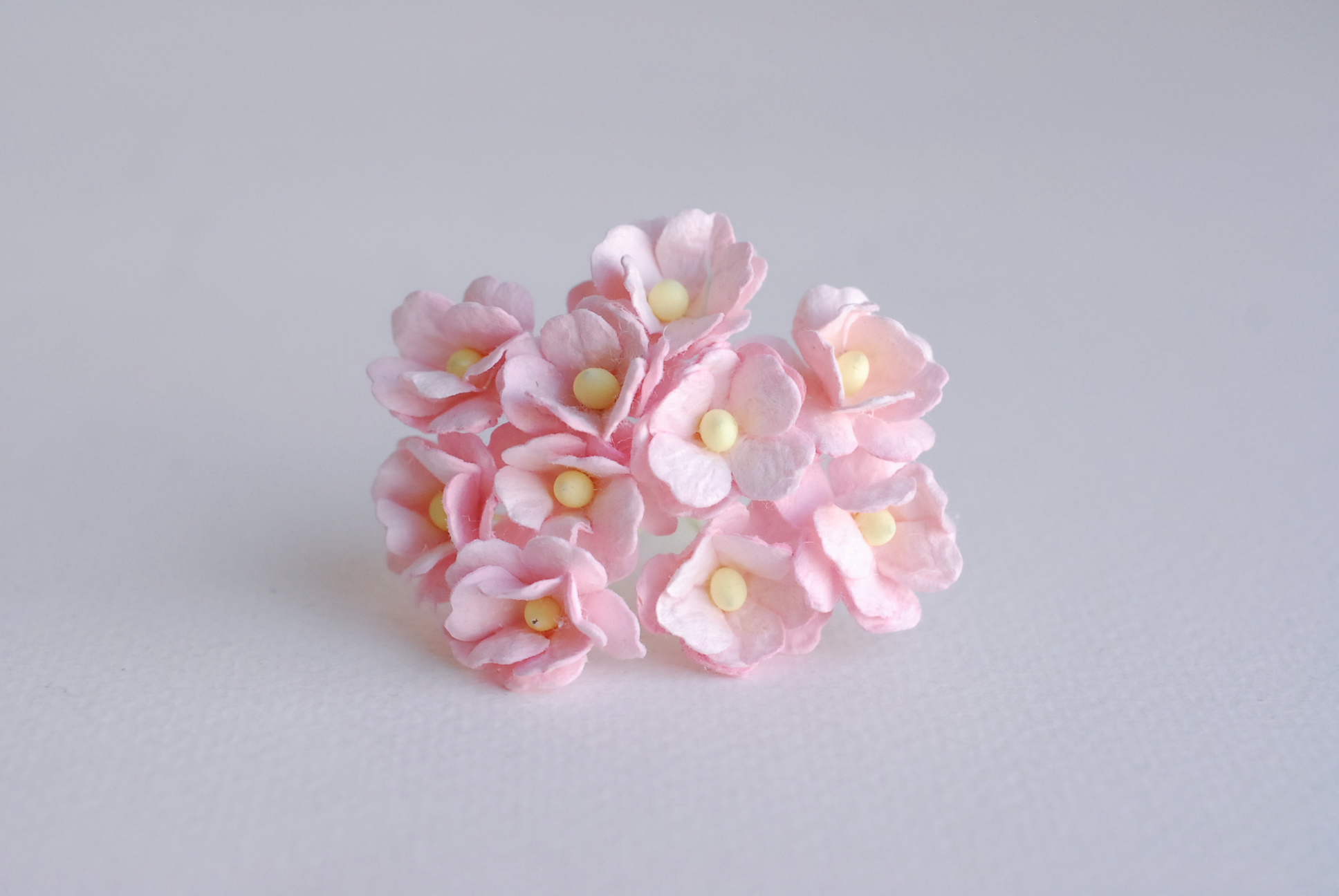 ดอกไม้กระดาษสา ราคาส่ง, ดอกไฮเดรนเยียกระดาษสา ดอกไม้ประดิษฐ์ ตกแต่งงานแต่งงาน ประดิษฐ์ข้อมือเพื่อนเจ้าสาว ขนา่ด 1.5 cm., สำหรับของชำร่วย, งานแต่งงาน, ดอกไม้ทำข้อมือเจ้าสาว สีชมพูอ่อน จำนวน 100 ดอก Paper flower,100 Pieces mulberry hydenyia, pink color.