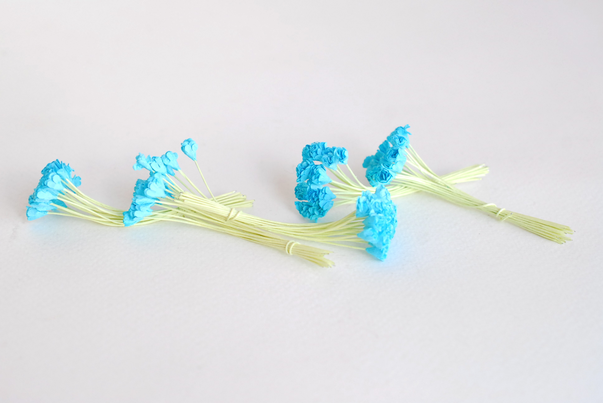 ดอกไม้ประดิษฐ์, ดอกไม้กระดาษสา, ดอก gypsophila, ดอกยิปโซ งานประดิษฐ์ตกแต่งของชำร่วย, ดอกไม้ทำพานพุ่ม, พานรับไหว้, ขนาด 0.4 cm. สีฟ้าน้ำทะเล