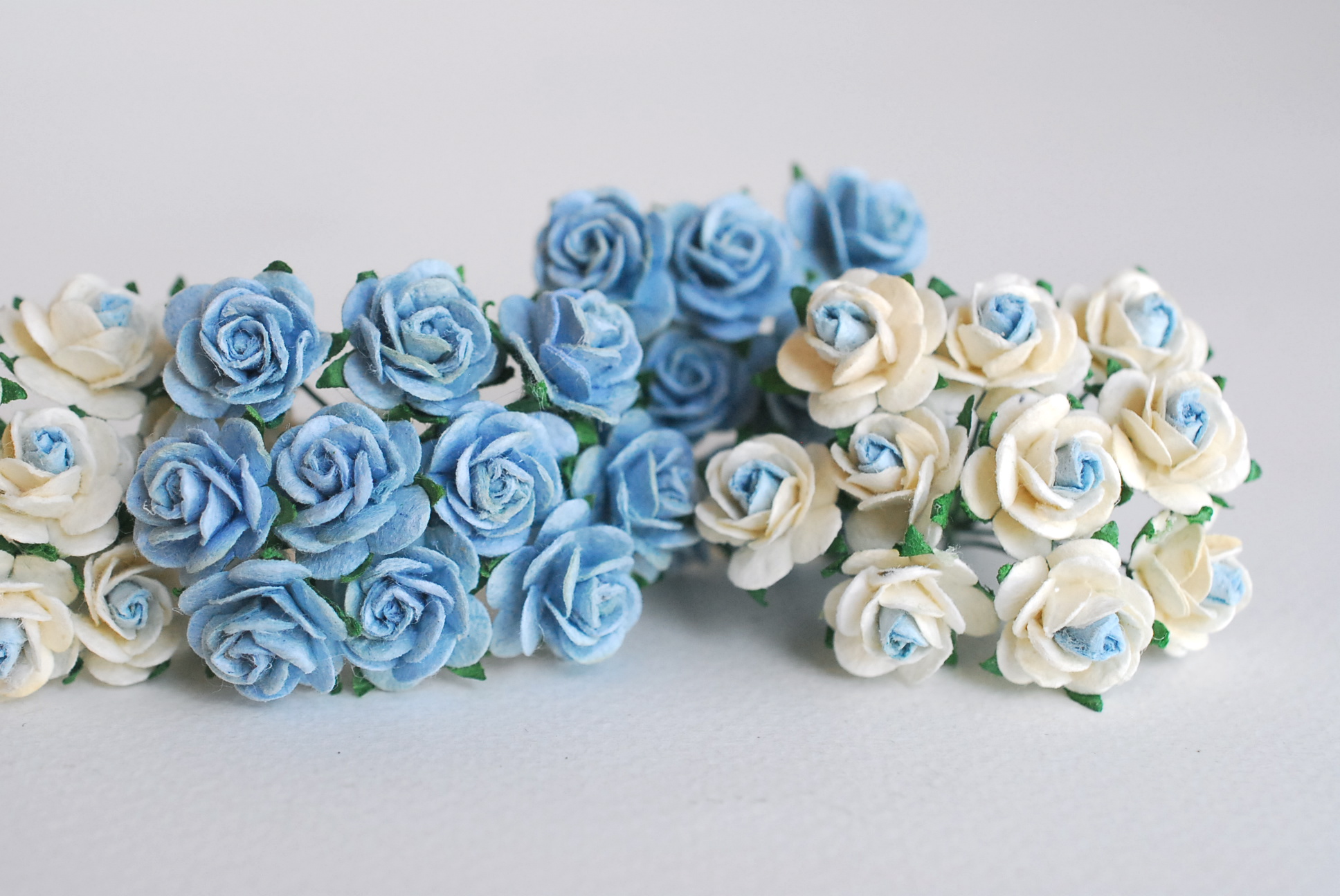 ซื้อ1 ห่อ แถม 1 ห่อ ดอกไม้กุหลาบกระดาษ ดอกไม้กระดาษสา, ดอกกุหลาบจิ๋ว, ดอกไม้กระดาษสาขายส่ง สีฟ้าตุ่น แถมสีฟ้าจุดขาว ขนาด 1.5 cm. จำนวน 100 ดอก Paper Flowers size 1.5 cm., mini roses pale blue color, 100 pcs. and get free 1 pack of blue sky-white color.