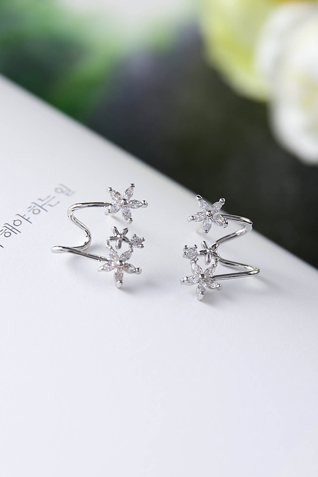 ต่างหูเพขรczสีเงินงานแฟชั่น diamond silver flower เรียบหรู คลาสสิคสไตล์