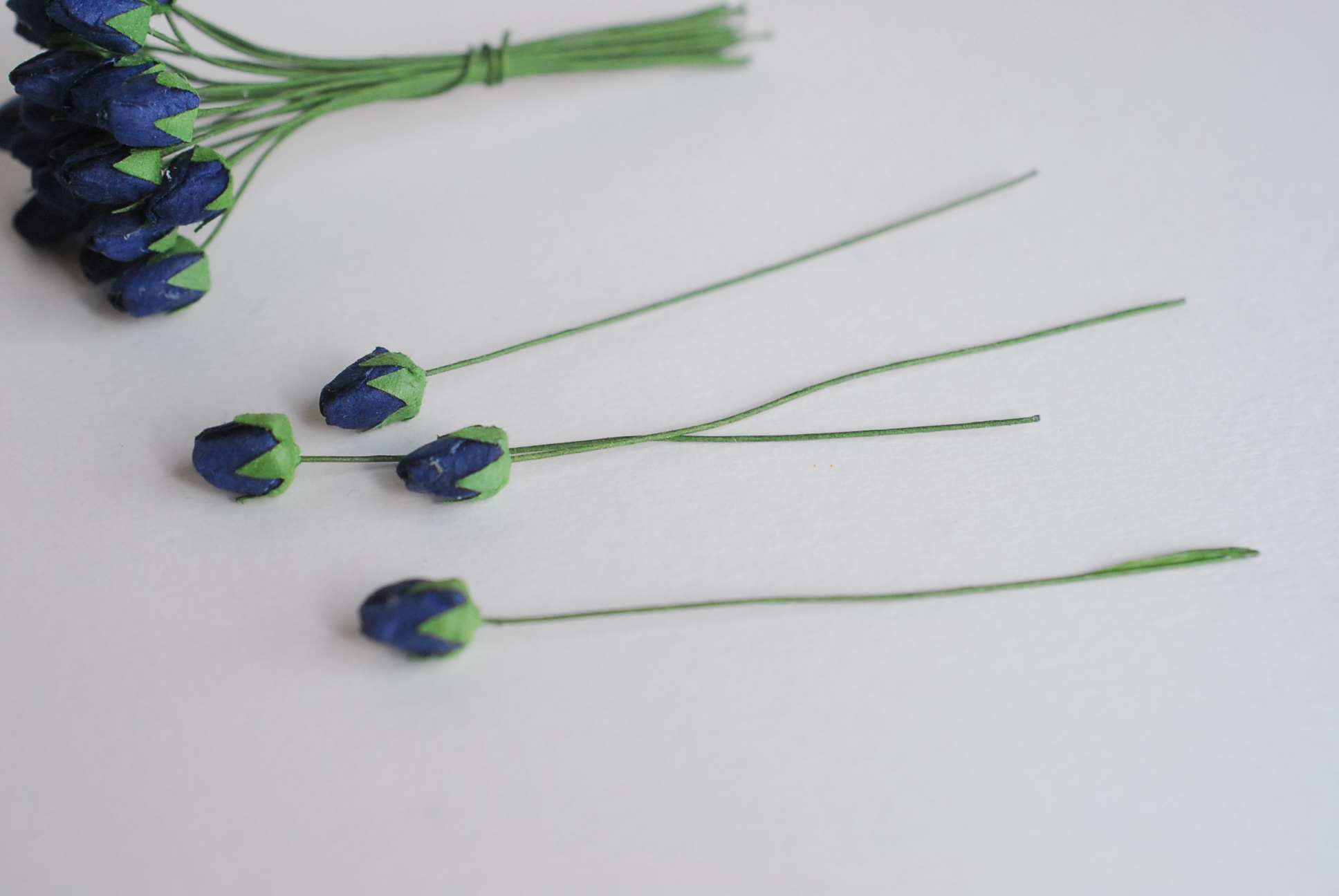 ดอกไม้กระดาษสา ดอกไม้กระดาษสา จตุจักร งานประดิษฐ์ ดอกไม้ทำข้อมือเพื่อนเจ้าสาว แต่งงาน, ดอกกุหลาบตูมปลายแหลม 0.8x 0.6 cm. 50 ดอก สีน้ำเงินกรมท่า paper flowers, budding roses flower 0.8x0.6 cm. passion blue color.