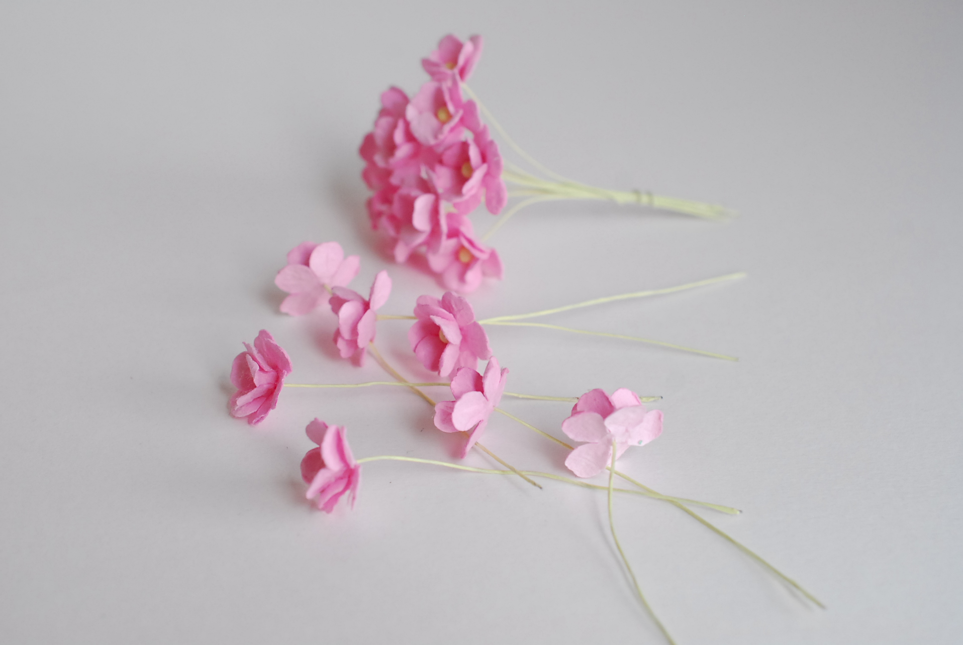 ดอกไม้กระดาษสา ราคาส่ง, ดอกไฮเดรนเยียกระดาษสา ดอกไม้ประดิษฐ์ ตกแต่งงานแต่งงาน ประดิษฐ์ข้อมือเพื่อนเจ้าสาว ขนาด 1.5 cm., สำหรับของชำร่วย, งานแต่งงาน, ดอกไม้ทำข้อมือเจ้าสาว สีชมพู จำนวน 100 ดอก Paper flower,100 Pieces mulberry hydenyia, pink color.