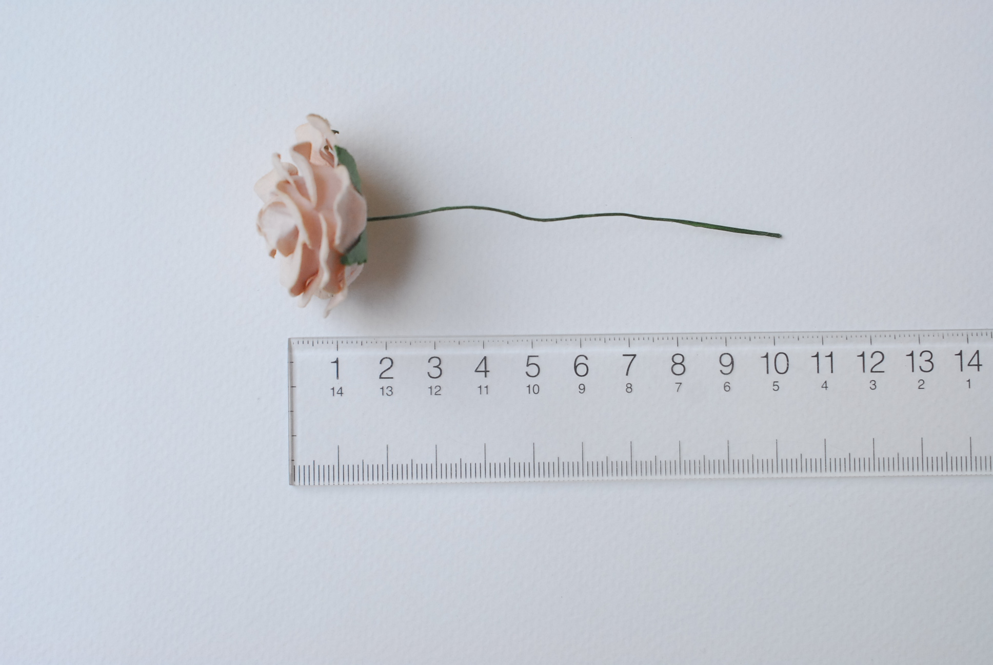 ดอกไม้กระดาษสา ดอกกุหลาบกระดาษสา ดอกไม้กุหลาบ กลีบโค้ง ดอกไม้ประดิษฐ์ สำหรับตกแต่ง หรืองานแต่งงาน สีน้ำตาลอ่อน ขนาด 3.5 cm. จำนวน 25 ดอก Paper flowers, handmade flowers, small roses paper size 3.5 cm. 25 pieces, soft brown color.