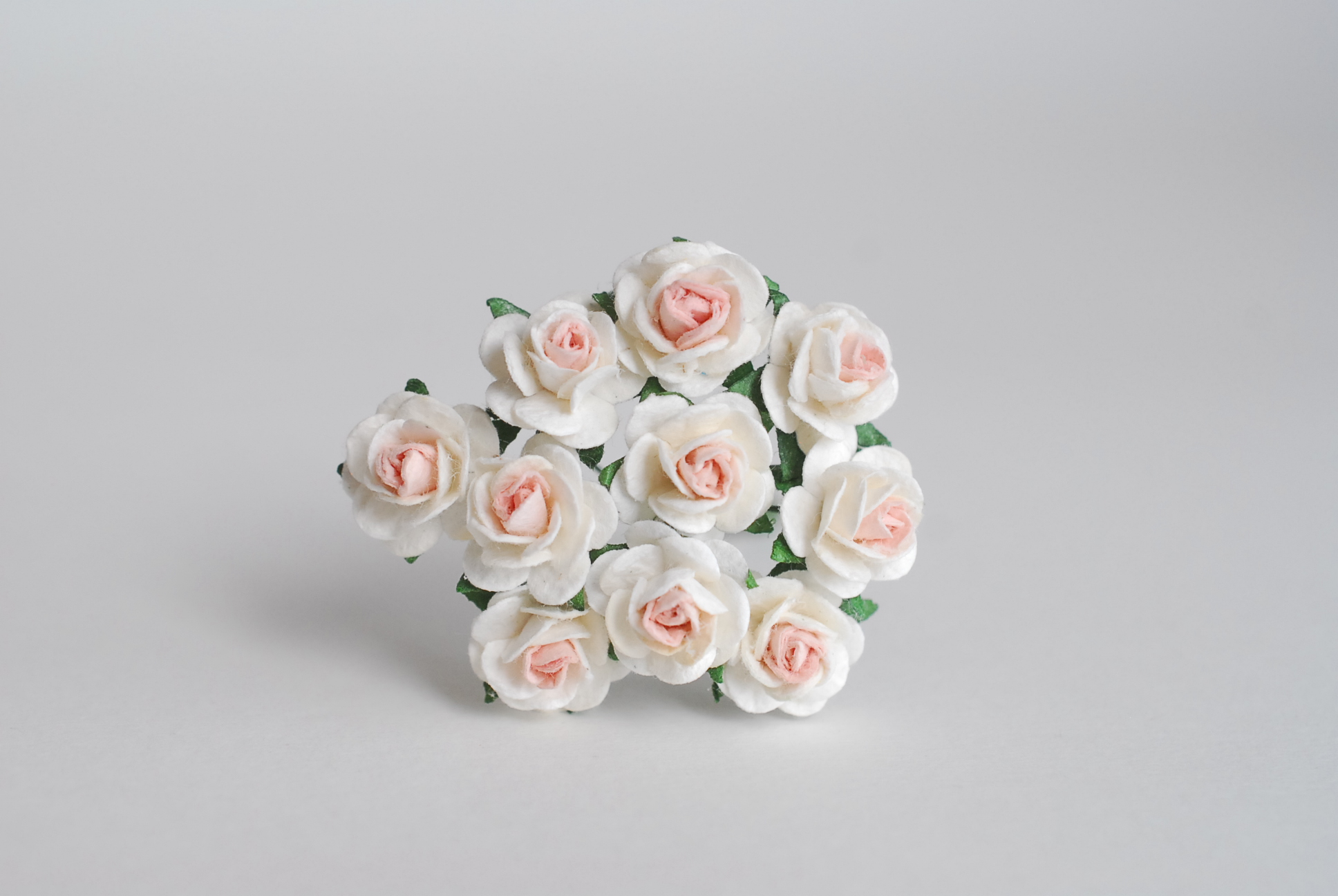 ดอกไม้กุหลาบกระดาษสา, ดอกกุหลาบจิ๋ว, ดอกไม้กระดาษสาขายส่ง สีชมพูพีชจุด- ขาว ขนาด 1.5 cm. จำนวน 100 ดอก Paper Flowers size 1.5 cm., mini roses pale pink–white color, 100 pcs.