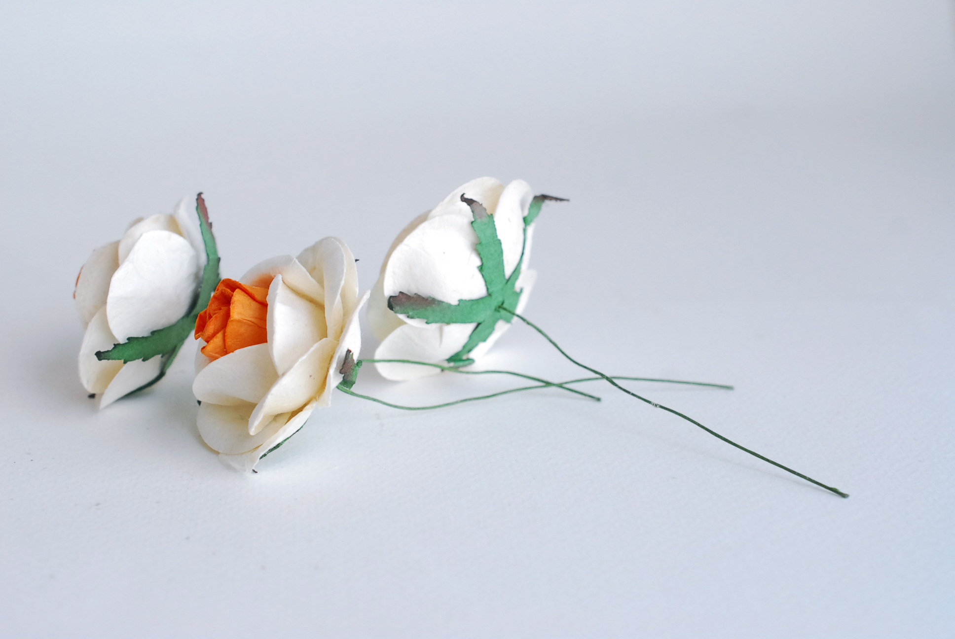 ดอกไม้กระดาษสา ดอกไม้กระดาษสา ราคาส่ง ขนา่ด 4.5 cm., สำหรับของชำร่วย, งานแต่งงาน,สีส้มขาว Paper flower,20 Pieces mulberry rose, 4.5 cm. medium orange-white color.