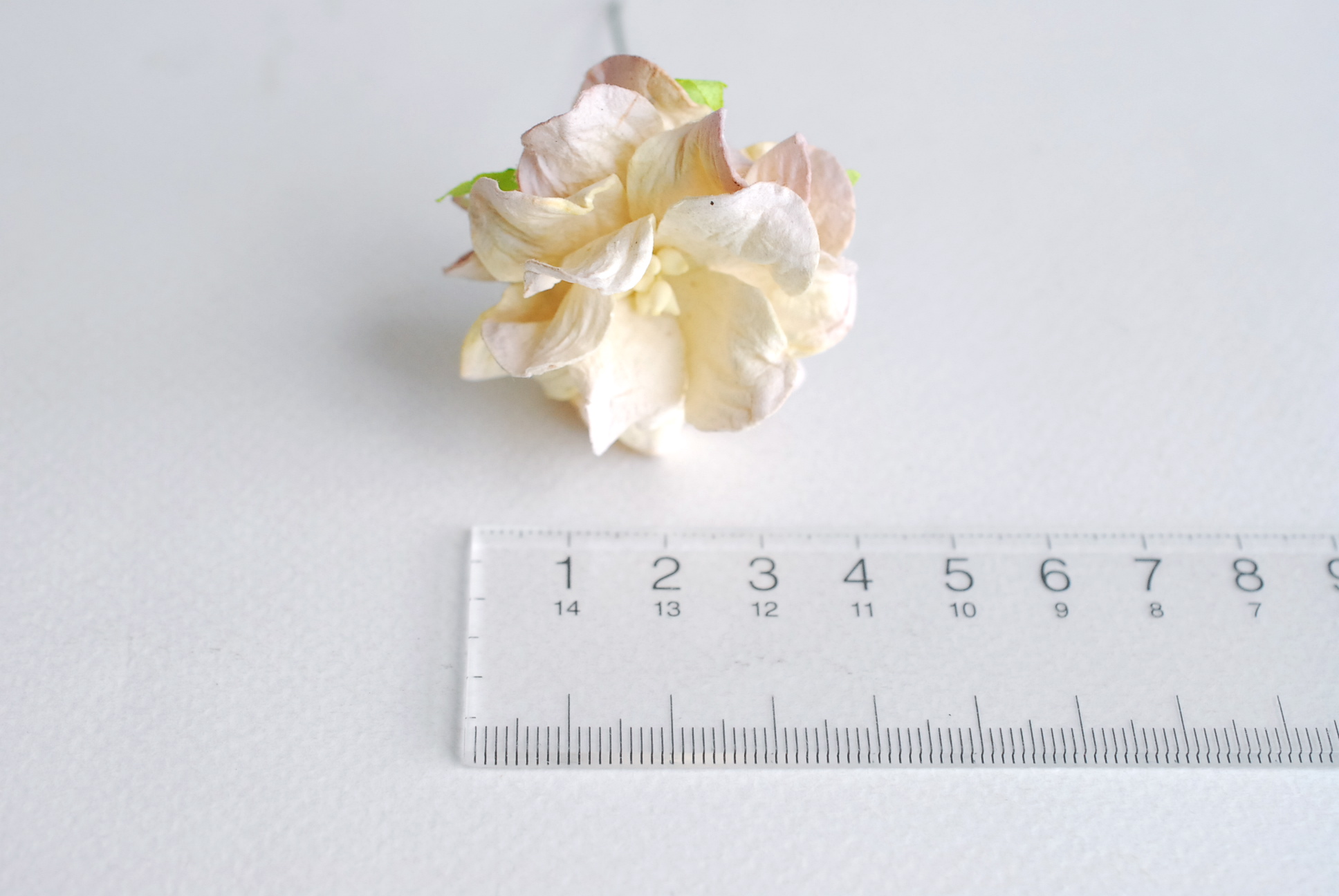 ดอกไม้กระดาษสา ราคาส่ง, ดอกการเดนเนียกระดาษสา ดอกไม้ประดิษฐ์ ตกแต่งงานแต่งงาน ประดิษฐ์ข้อมือเพื่อนเจ้าสาว ขนา่ด 3.5 cm., สำหรับของชำร่วย, งานแต่งงาน, ดอกไม้ทำข้อมือเจ้าสาว สีครีมปัดม่วงอ่อน จำนวน 25 ดอก Paper flower,25 Pieces mulberry gardenia flowers sup