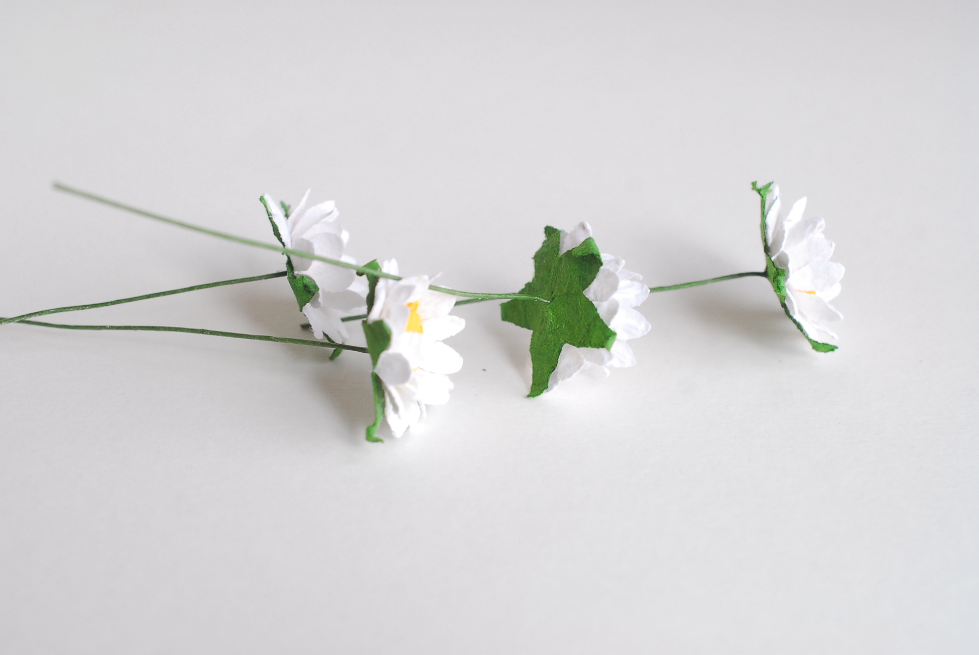 ดอกทานตะวันกระดาษ ดอกไม้กระดาษสา ดอกไม้ประดิษฐ์จากกระดาษสา ดอกทานตะวัน ดอกไม้กระดาษสาขายส่ง ดอกไม้ประดิษฐ์ ดอกไม้ทำข้อมือเพื่อนเจ้าสาว ขนาด 1.5 cm. จำนวน 50 ดอก สีเหลือง Paper Flower, Sun Flowers, white color, size 1.5 cm 50 pieces, yellow pollen.