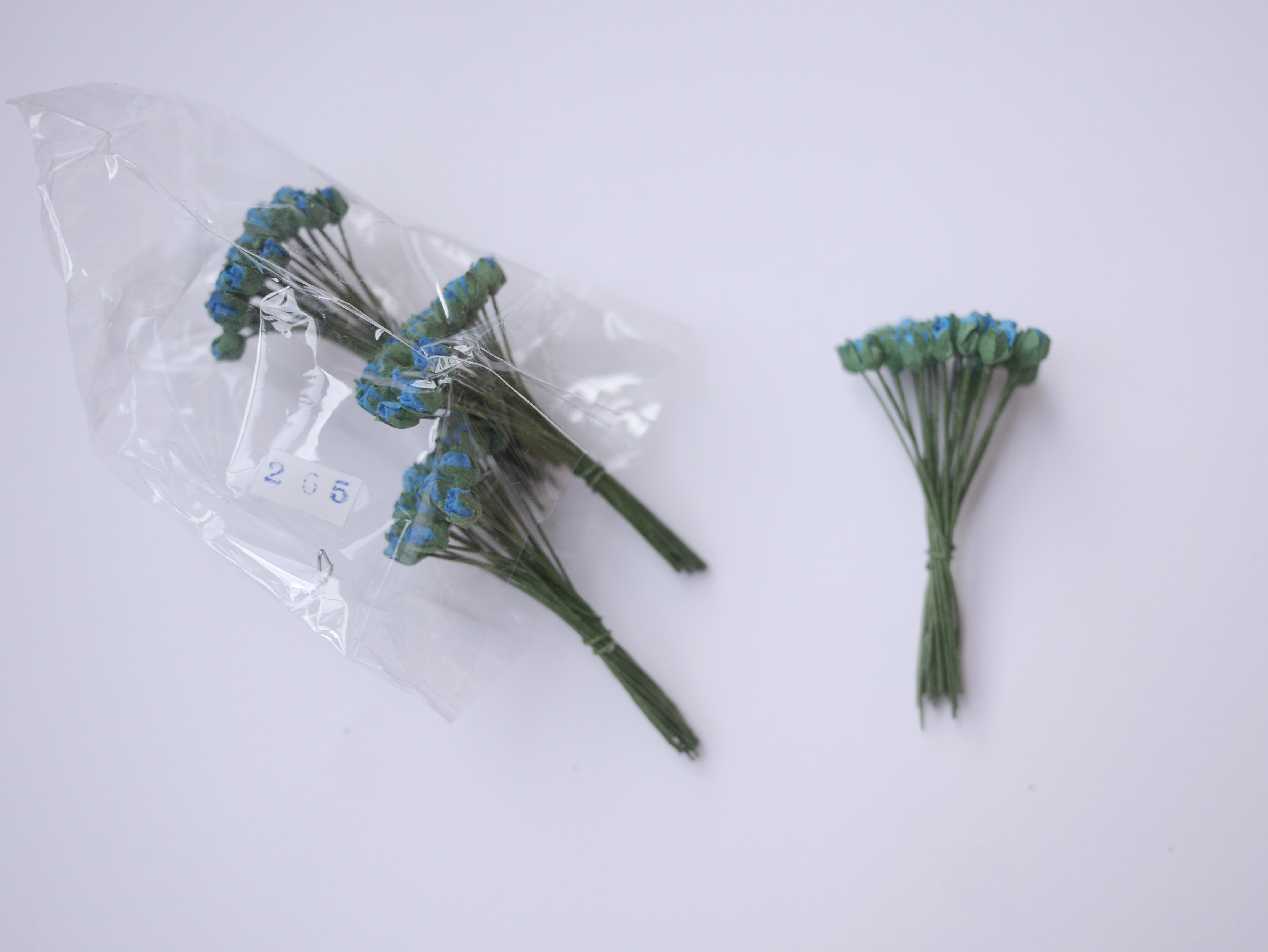 ดอกไม้กระดาษสา ดอกไม้กระดาษสา จตุจักร งานประดิษฐ์ ดอกไม้ทำข้อมือเพื่อนเจ้าสาว แต่งงาน, ดอกกุหลาบตูมจิ๋ว 100 ดอก สีน้ำเงินน้ำทะเล ขนาด 0.3x0.5 cm. paper flowers, budding roses flower 0.5x0.8 cm. 100 pieces. blue aqua color.