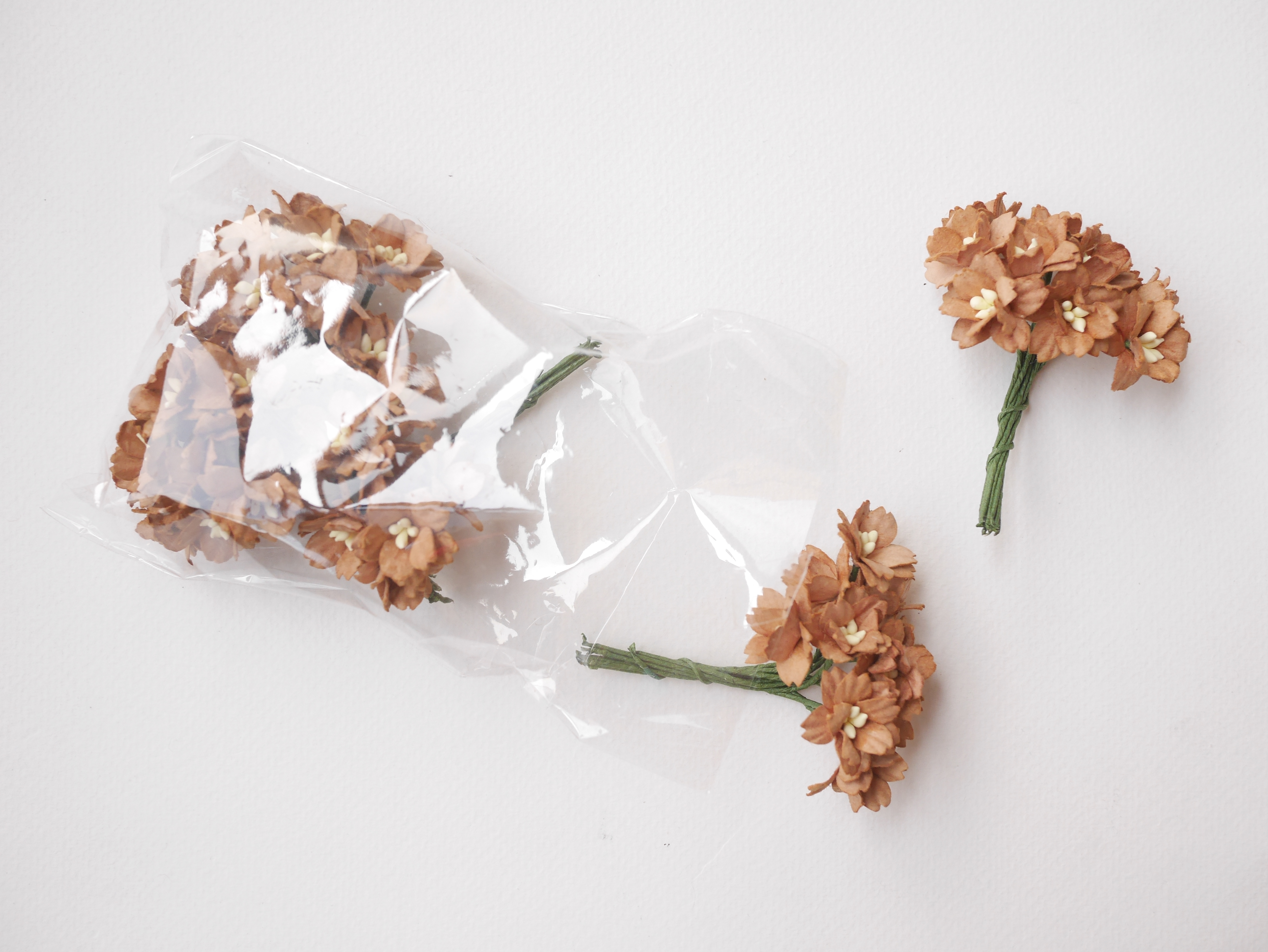 ดอกไม้กระดาษสา ดอกซากุระกระดาษ ขนาดเล็ก ดอกไม้กระดาษสาราคาส่ง ดอกไม้กระดาษสำหรับตกแต่งของชำร่วย งานแต่งงาน ทำช่อดอกไม้ติดอกเจ้าบ่าว ข้อมือดอกไม้เจ้าสาว ขนาด2.0 cm. 50 ดอก สีน้ำตาล Paper flowers supplies: DIY wedding tools small Cherry blossom (Sakura)