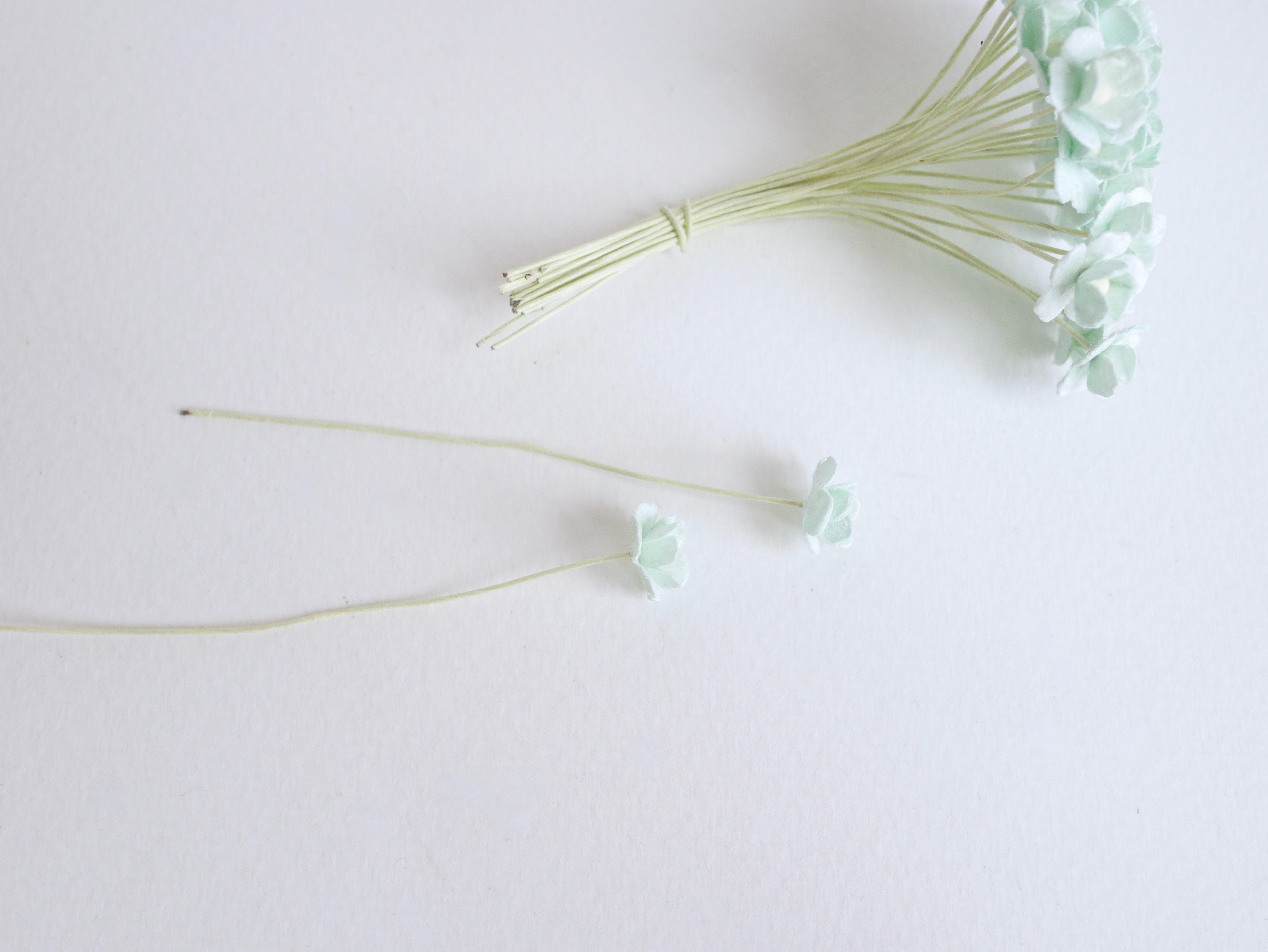 ดอกไม้กระดาษสา ดอกไม้กระดาษสาราคาส่ง ดอกไม้กระดาษสำหรับตกแต่ง งานแต่งงาน หรือติดของชำร่วย ดอก creeping lady 100 ดอก ขนาด 0.8 cm. สีมิ้นท์ Small Paper Flower with stem, , 100 pcs., size 0.8 cm., small flowers 2 layers, pastel mint color.