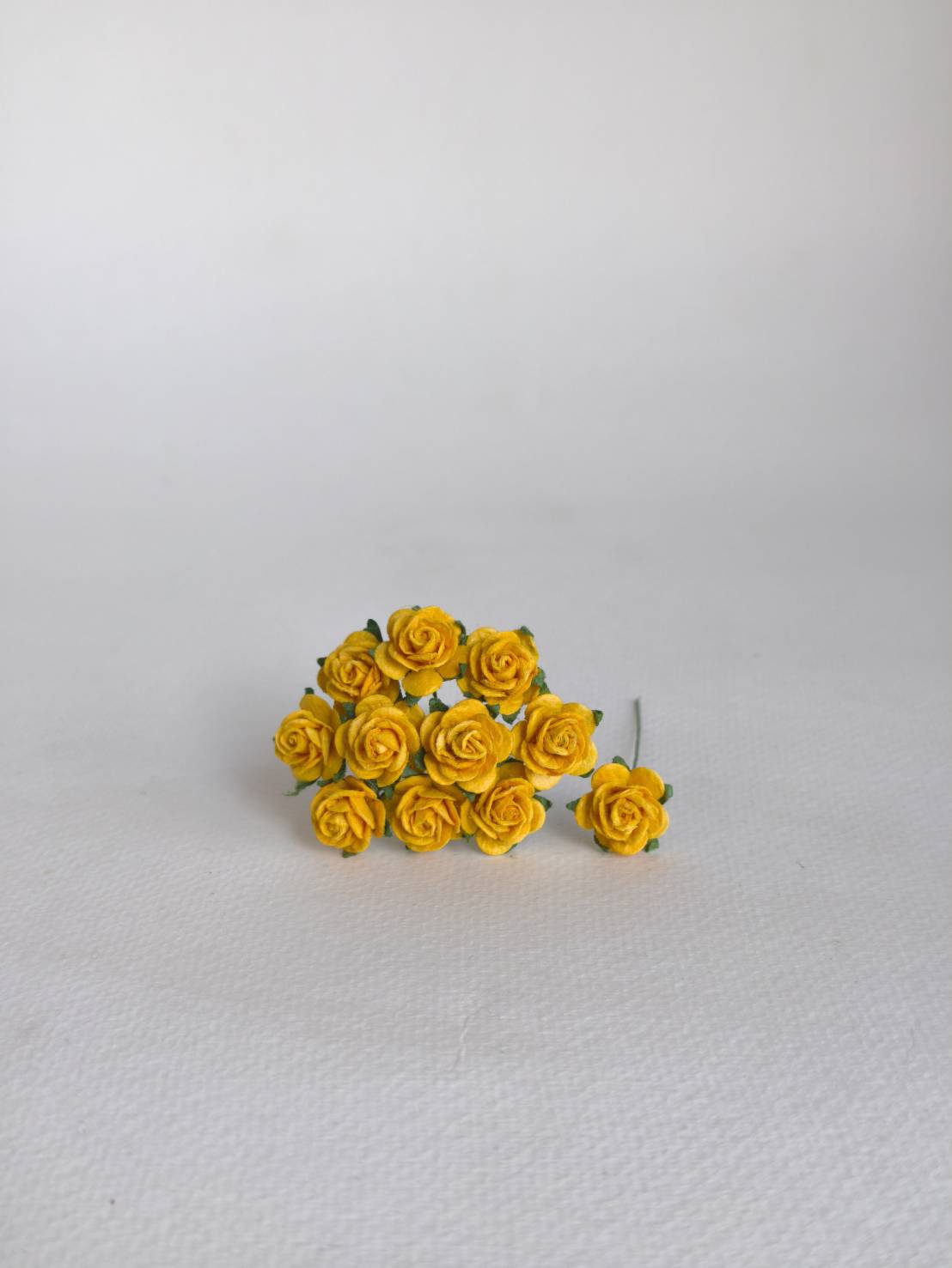 ดอกไม้กุหลาบกระดาษสา, ดอกกุหลาบจิ๋ว, ดอกไม้กระดาษสาขายส่ง สีเหลืองมัสตาด ขนาด 1.5 cm. จำนวน 100 ดอก Paper Flowers size 1.5 cm., mini roses, yellow mustard color, 100 pcs. handmade flowers.