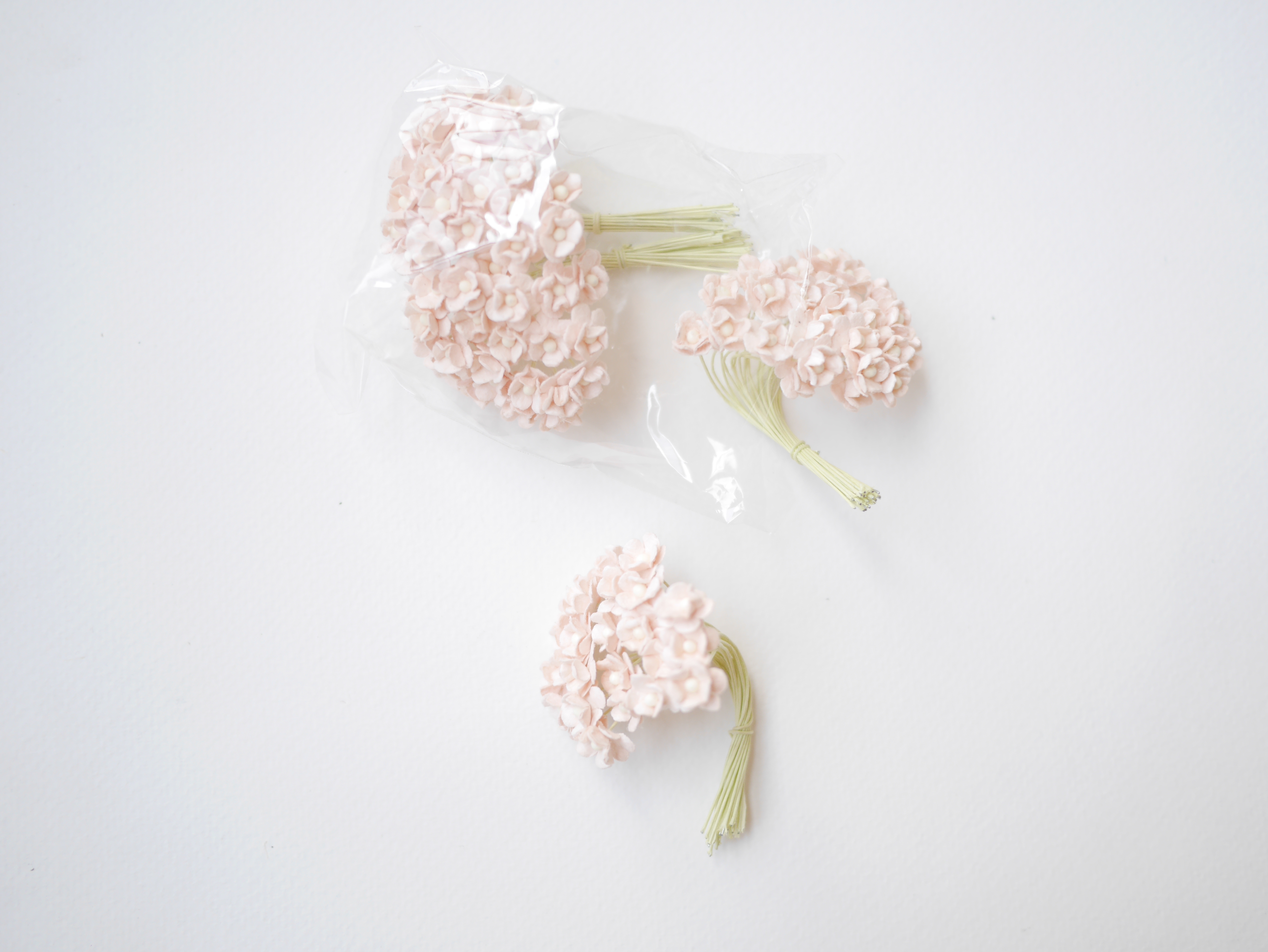 ดอกไม้กระดาษสา ดอกไม้กระดาษสาราคาส่ง ดอกไม้กระดาษสำหรับตกแต่ง งานแต่งงาน หรือติดของชำร่วย ดอก creeping lady 100 ดอก ขนาด 0.8 cm. สีชมพูพีชอ่อน Small Paper Flower with stem, 100 pcs., size 0.8 cm., creeping flowers 2 layers, pale pink color