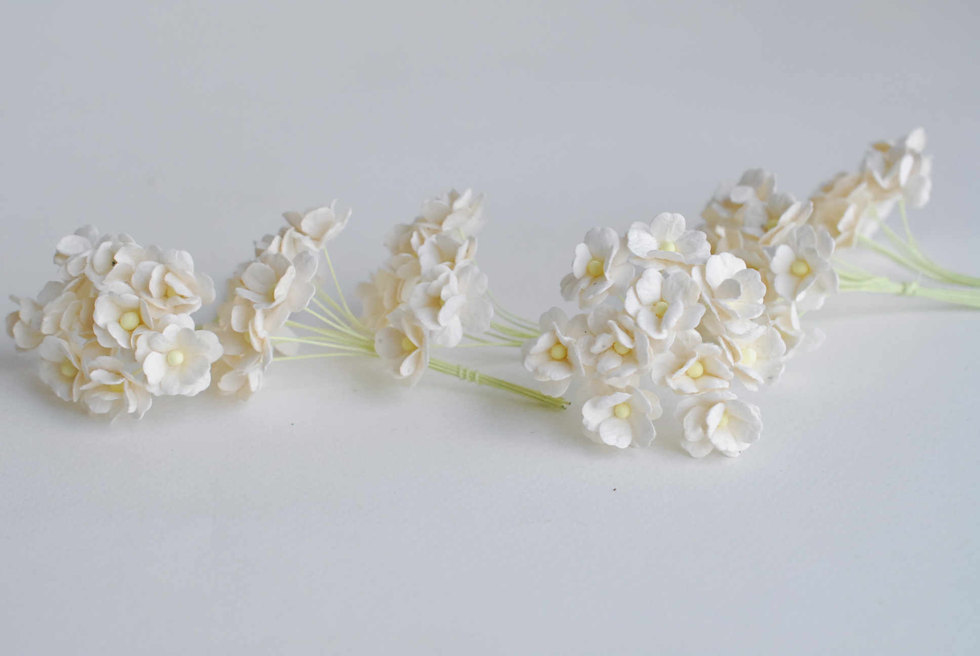 ดอกไม้กระดาษสา ราคาส่ง, ดอกไฮเดรนเยียกระดาษสา ดอกไม้ประดิษฐ์ ตกแต่งงานแต่งงาน ประดิษฐ์ข้อมือเพื่อนเจ้าสาว ขนา่ด 1.5 cm., สำหรับของชำร่วย, งานแต่งงาน, ดอกไม้ทำข้อมือเจ้าสาว สีขาวอ๊อฟไวท์ จำนวน 100 ดอก Paper flower,100 Pieces mulberry hydenyia, ofwhite colo