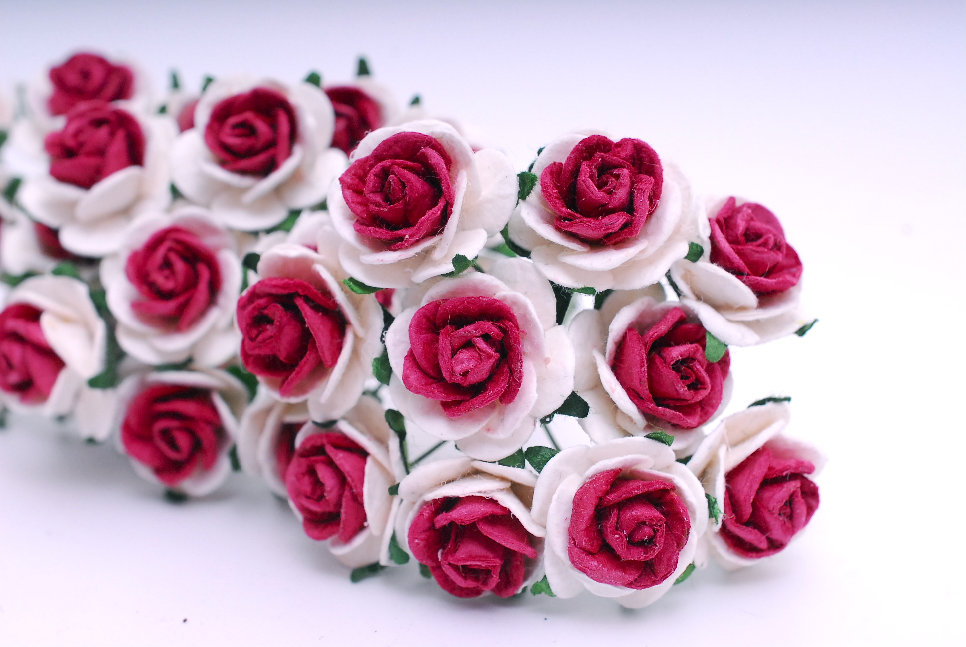 Paper Flowers size 2 cm., mini roses burgundy white color, 50 pcs. ดอกไม้กระดาษสาสีเบอกันดี้จุดขาวขนาด 2 cm. จำนวน 50 ดอก