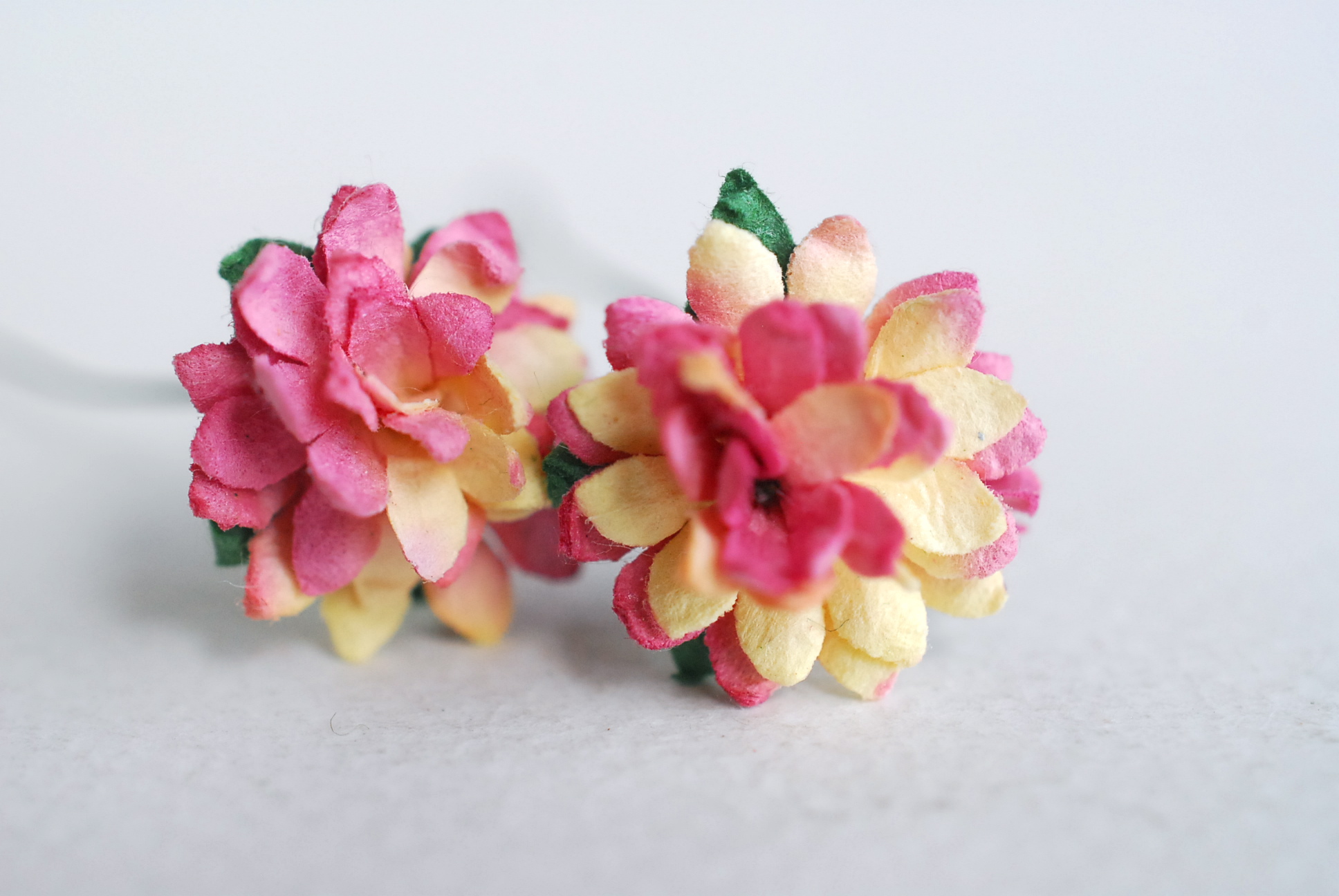 ดอกไม้ประดิษฐ์, ดอกไม้กระดาษสา, ดอก gypsophila, ดอกยิปโซ งานประดิษฐ์ตกแต่งของชำร่วย, ดอกไาด 1.5 cm ดอกไม้ทำพานพุ่ม,พานพวงมาลัย, พานรับไหว้, ขันหมาก. สีบานเย็นปัดเหลือง