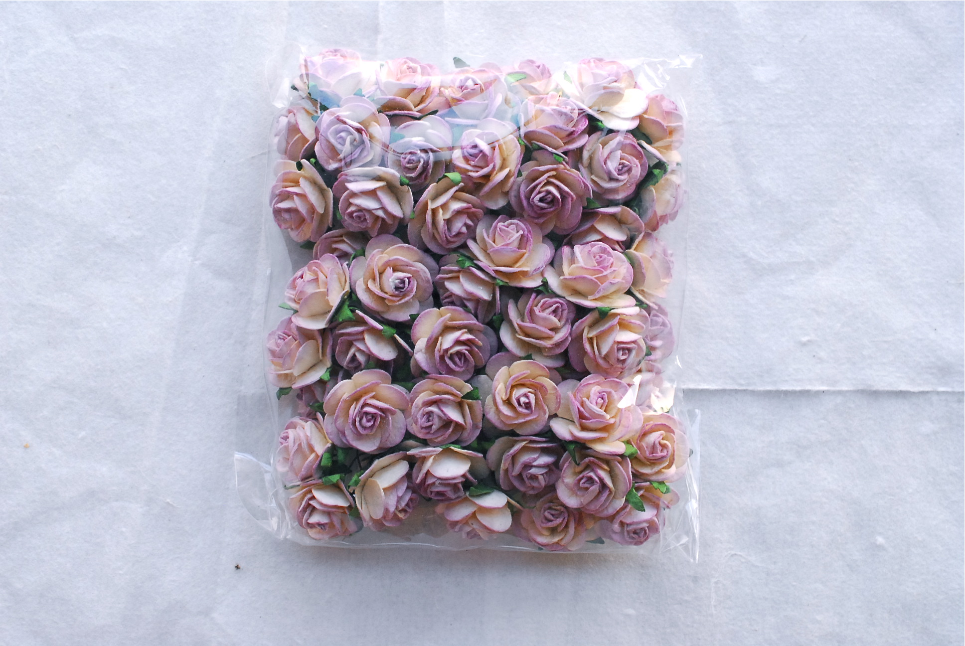 ดอกไม้กระดาษสา ราคาถูก ดอกไม้กุหลาบ ดอกกุหลาบจิ๋ว ดอกไม้ประดิษฐ์ สำหรับตกแต่ง หรืองานแต่งงาน สีม่วงตุ่นปัดสีครีมขนาด 2.5 cm. จำนวน 50 ดอก