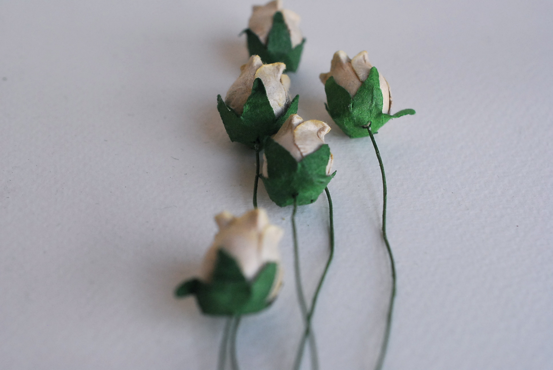 ดอกไม้กระดาษสา ดอกไม้กระดาษสา จตุจักร งานประดิษฐ์ ดอกไม้ทำข้อมือเพื่อนเจ้าสาว แต่งงาน, ดอกกุหลาบตูม 50 ดอก สีน้ำตาลกระดาษ color ขนาด 1.5 cm. paper flowers, budding roses flower 1.5 cm. 50 pieces. brown color.