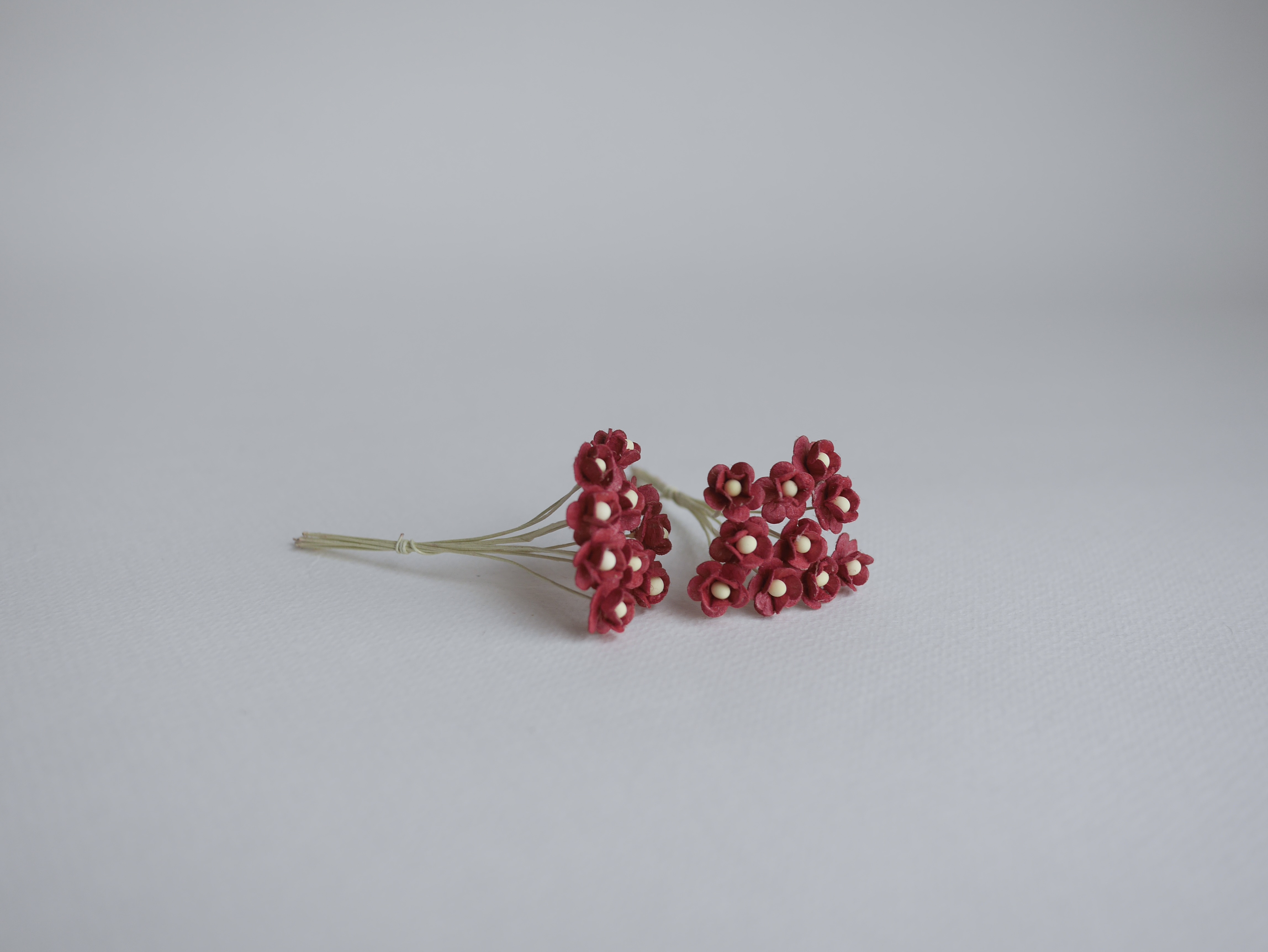 ดอกไม้กระดาษสา ดอกไม้กระดาษสาราคาส่ง ดอกไม้กระดาษสำหรับตกแต่ง งานแต่งงาน หรือติดของชำร่วย ดอก creeping lady 100 ดอก ขนาด 0.8 cm. สีแดงเข้ม Small Paper Flower with stem, 100 pcs., size 0.8 cm., creeping flowers 2 layers, dark red color.