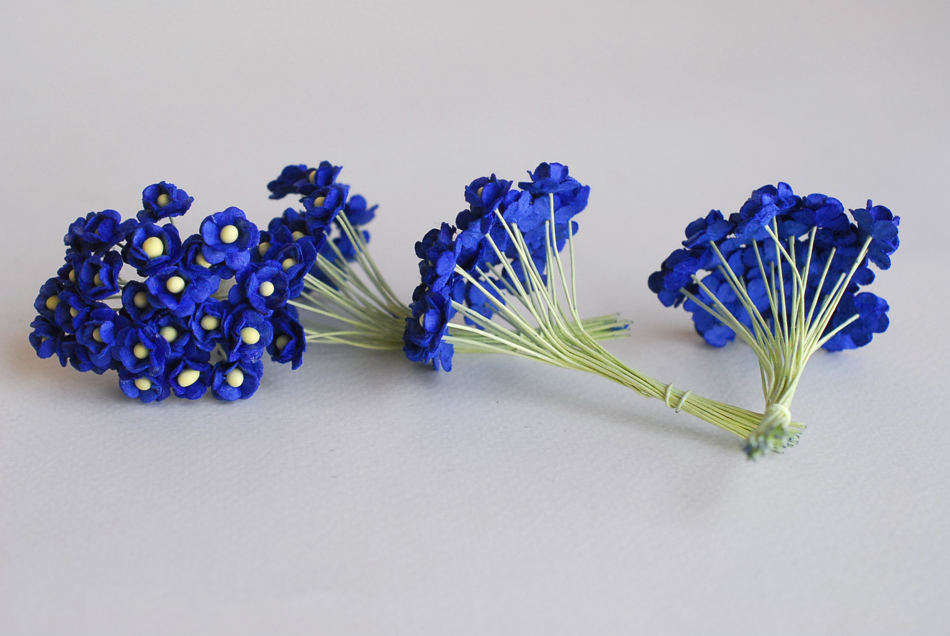 ดอกไม้กระดาษสา ดอกไม้กระดาษสาราคาส่ง ดอกไม้กระดาษสำหรับตกแต่ง งานแต่งงาน หรือติดของชำร่วย ดอก creeping lady 100 ดอก ขนาด 0.8 cm. สีน้ำเงินน้ำทะเล Small Paper Flower with stem, 100 pcs., size 0.8 cm., creeping flowers 2 layers, ocean blue color