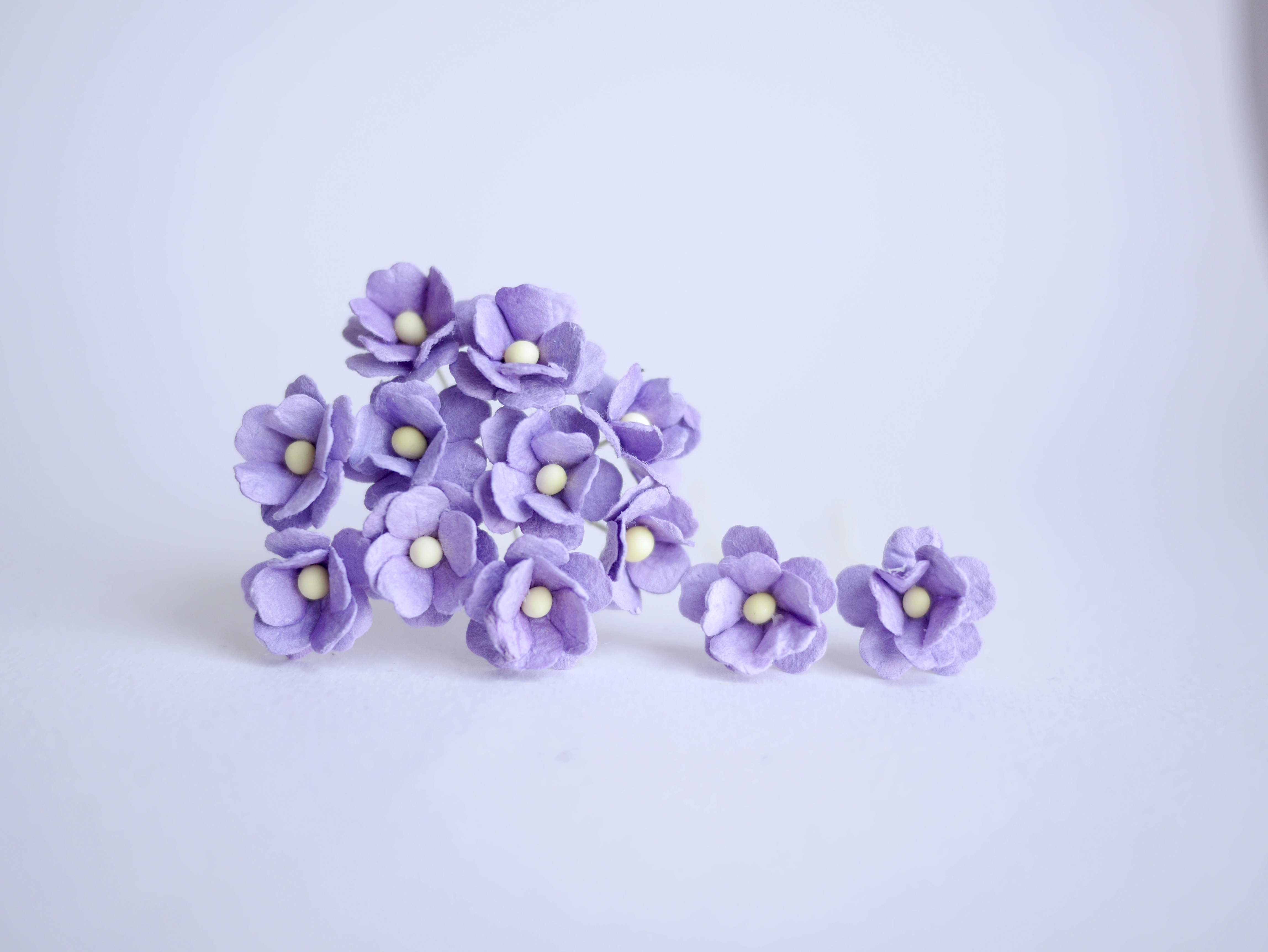 ดอกไม้กระดาษสา ราคาส่ง, ดอกไฮเดรนเยียกระดาษสา ดอกไม้ประดิษฐ์ ตกแต่งงานแต่งงาน ประดิษฐ์ข้อมือเพื่อนเจ้าสาว ขนาด 1.5 cm., สำหรับของชำร่วย, งานแต่งงาน, ดอกไม้ทำข้อมือเจ้าสาว สีม่วงเข้ม จำนวน 100 ดอก Paper flower,100 Pieces mulberry hydenyia, dark purple colo