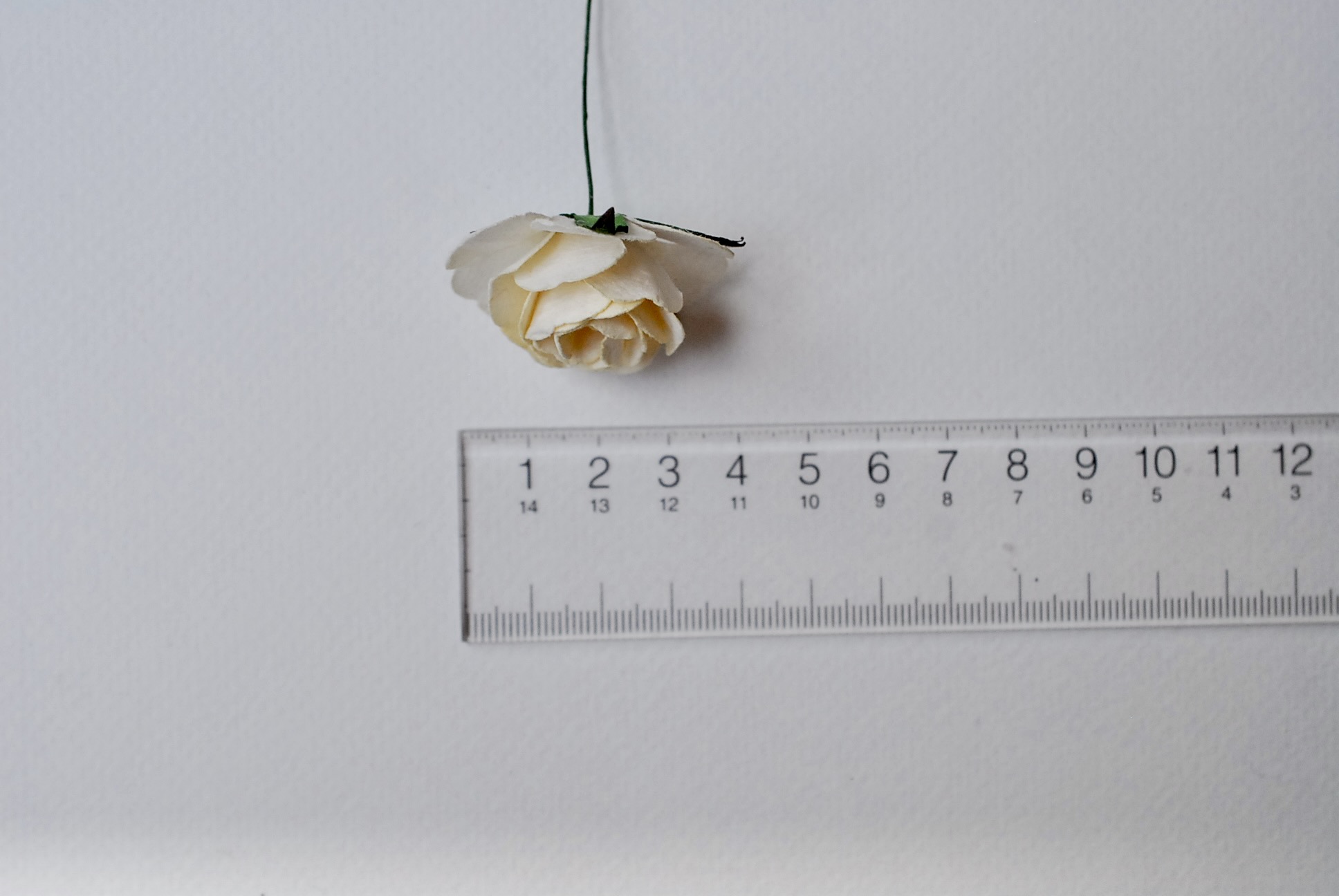 ดอกไม้กระดาษสา ราคาส่ง, ดอกกุหลาบกระดาษสา ดอกไม้ประดิษฐ์ สำหรับตกแต่ง หรืองานแต่งงาน สีครีมขนาด 3.5 cm. จำนวน 25 ดอก Paper flowers, handmade flowers, small roses paper size 3.5 cm. 25 pieces, ivory color.