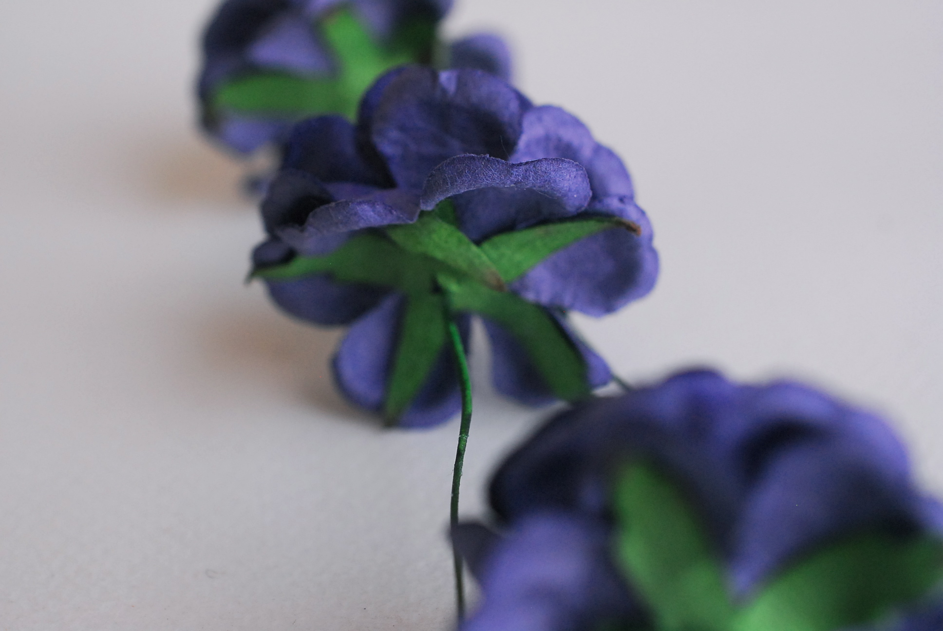 ดอกไม้กระดาษสา ดอกกุหลาบกระดาษสา ดอกไม้กุหลาบ ดอกไม้ประดิษฐ์ สำหรับตกแต่ง หรืองานแต่งงาน สีน้ำเงินเข้ม ขนาด 3.5 cm. จำนวน 25 ดอก Paper flowers, handmade flowers, small roses paper size 3.5 cm. 25 pieces, nevy blue color.