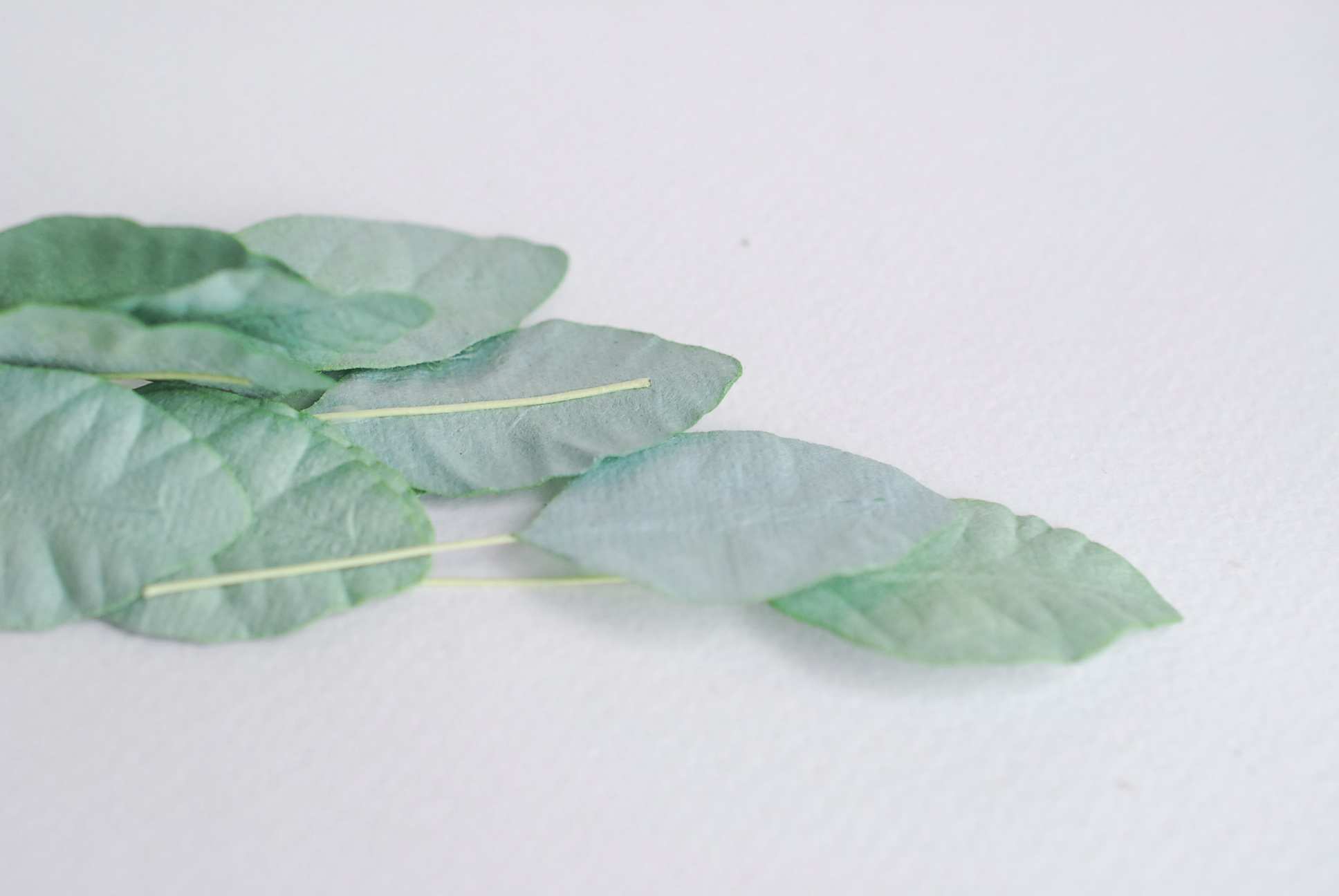 ใบไม้กระดาษ ใบไม้กระดาษสา ราคาส่ง,ใบไม่้กุหลาบกระดาษ สำหรับดอกมะลิกระดาษสา ใบไม้ประดิษฐ์ สำหรับตกแต่ง หรืองานแต่งงาน สีเขียว ขนาด 3.5x2.5 cm. จำนวน 50 ใบ