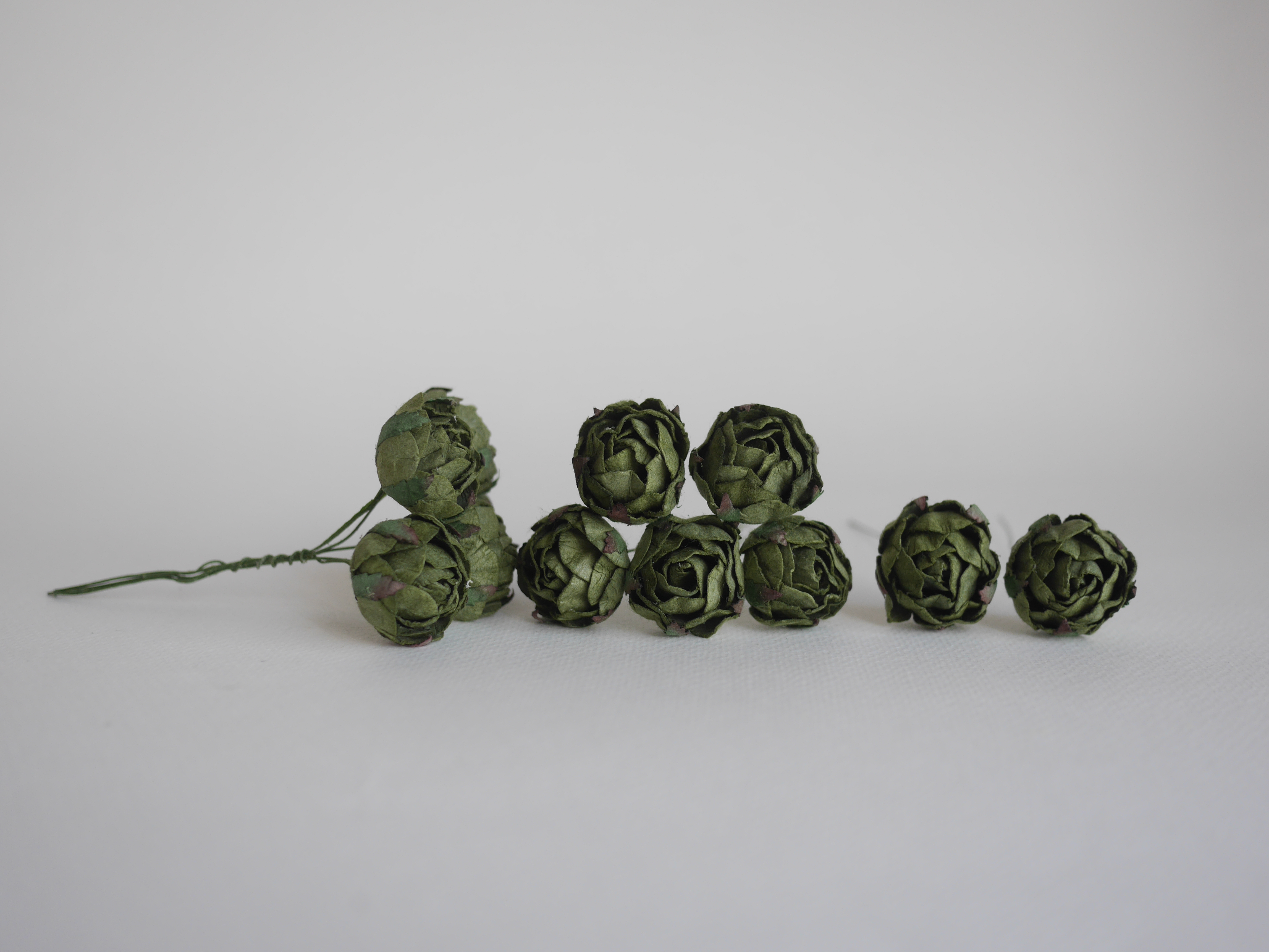 ดอกไม้กระดาษสา สำหรับตกแต่งของชำร่วย งานแต่งงาน ดอกกุหลาบกลม peony ขนาด 3.5 cm. จำนวน 25 ดอก, สีเขียวทหารเข้ม #164