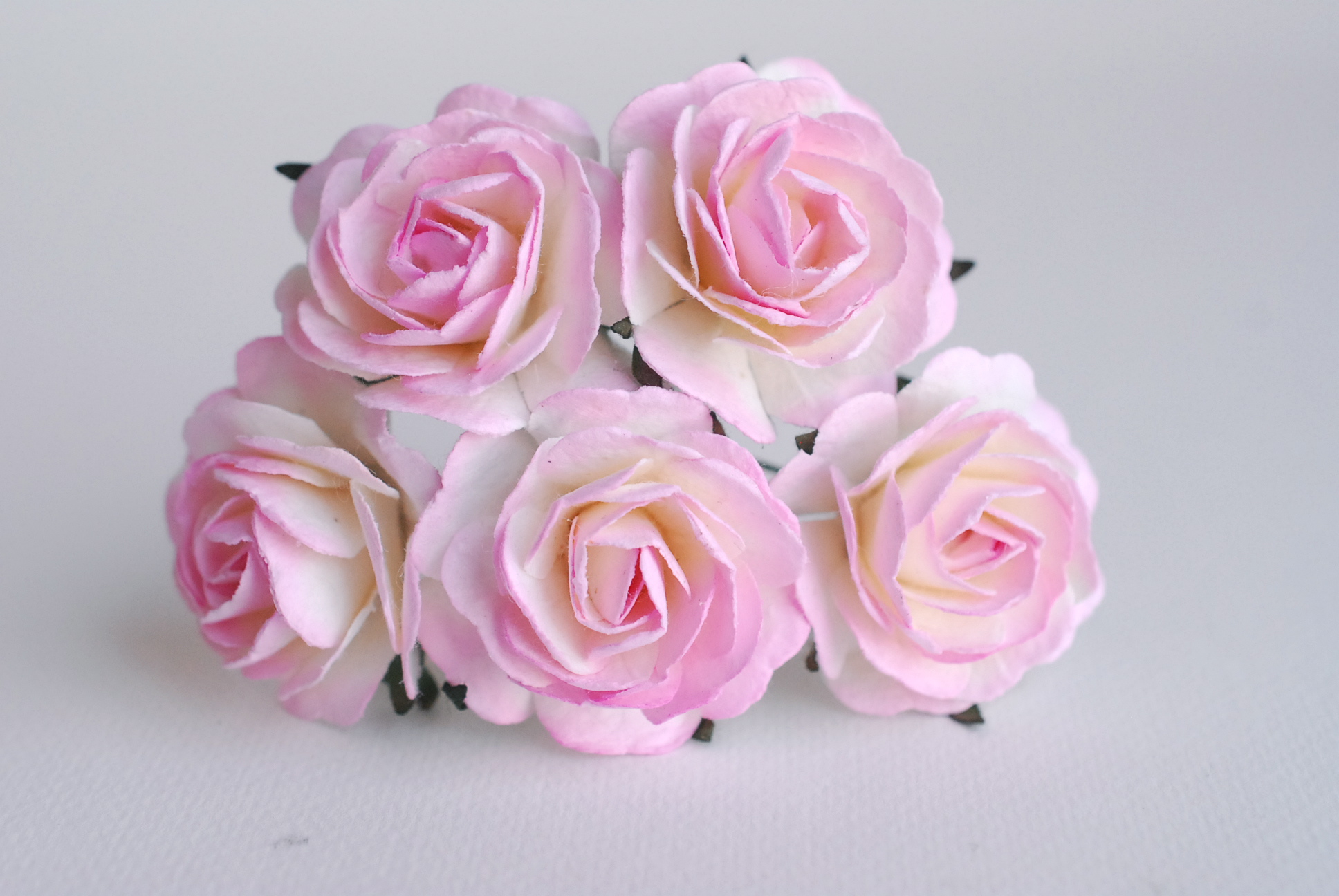 ดอกไม้กระดาษสา ดอกกุหลาบกระดาษสา ดอกไม้กุหลาบ ดอกไม้ประดิษฐ์ สำหรับตกแต่ง หรืองานแต่งงาน สีชมพูอ่อนปัดขาว ขนาด 3.5 cm. จำนวน 25 ดอก Paper flowers, handmade flowers, small roses paper size 3.5 cm. 25 pieces, soft pink brushcolor.