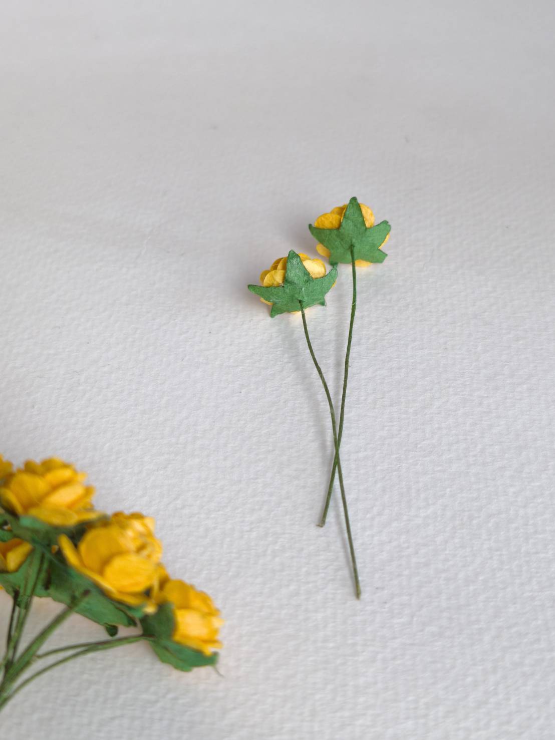 ดอกไม้กุหลาบกระดาษสา, ดอกกุหลาบจิ๋ว, ดอกไม้กระดาษสาขายส่ง สีเหลืองมัสตาด ขนาด 1.5 cm. จำนวน 100 ดอก Paper Flowers size 1.5 cm., mini roses, yellow mustard color, 100 pcs. handmade flowers.