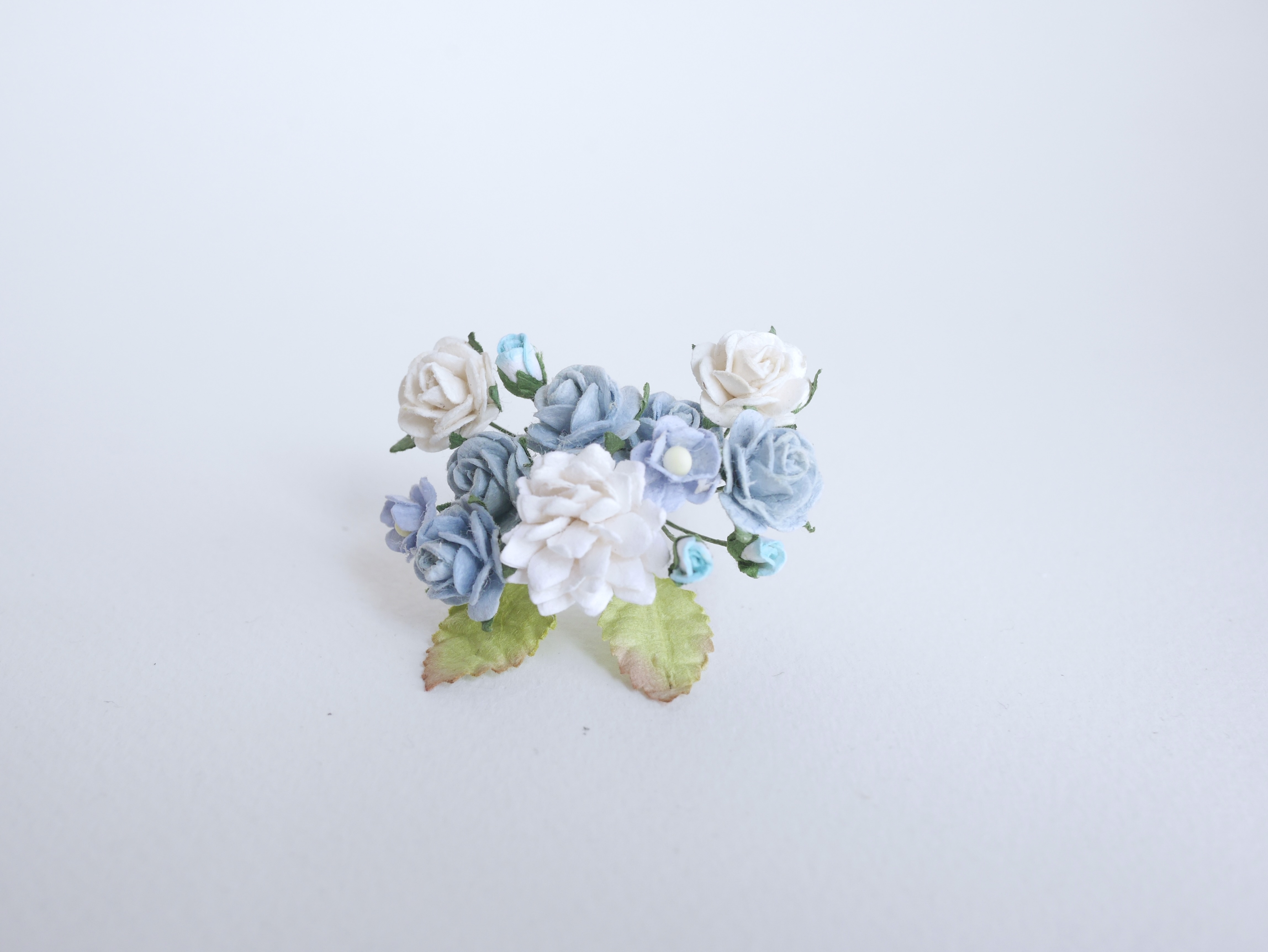 ช่อดอกไม้กระดาษ 4 ชิ้น ดอกไม้ประดับ งานแต่งงาน งานประดิษฐ์ ของชำร่วย ดอกไม้กระดาษสา งานแต่งงาน DIY wedding boutonniere or making centerpieces gift decoration, pale blue and white color.