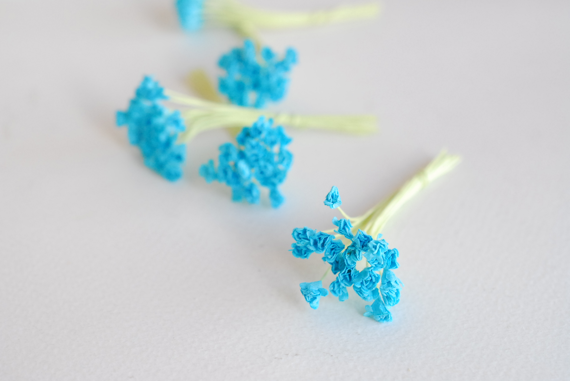 ดอกไม้ประดิษฐ์, ดอกไม้กระดาษสา, ดอก gypsophila, ดอกยิปโซ งานประดิษฐ์ตกแต่งของชำร่วย, ดอกไม้ทำพานพุ่ม, พานรับไหว้, ขนาด 0.4 cm. สีฟ้าน้ำทะเล