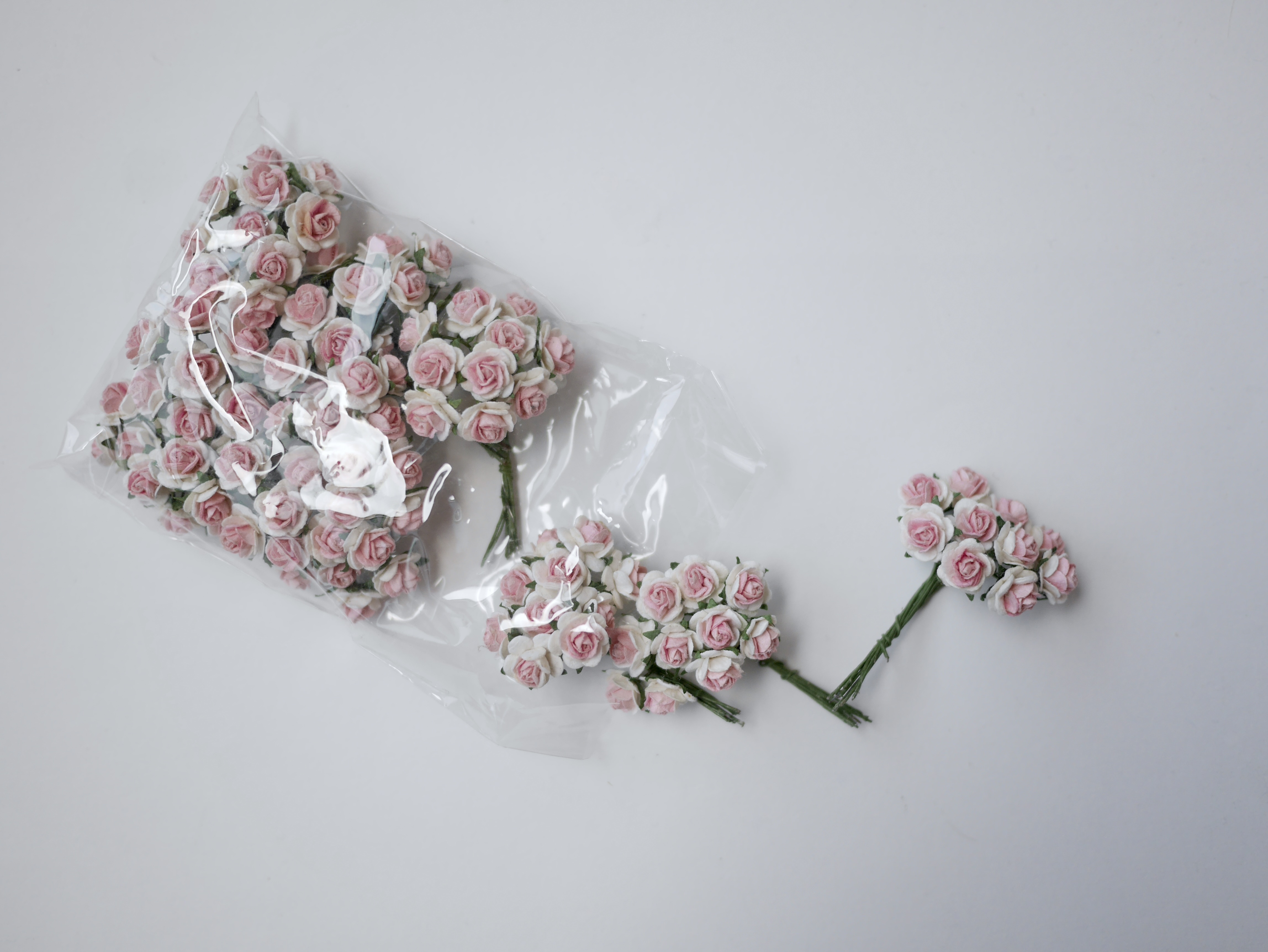 ดอกไม้กระดาษสาสำหรับตกแต่ง ของชำร่วย ดอกกุหลาบกระดาษสา ดอกไม้จิ๋ว สีชมพู ขาว two-tone #922 ขนาด 0.8 cm. จำนวน 100 ดอก/1 ถุง