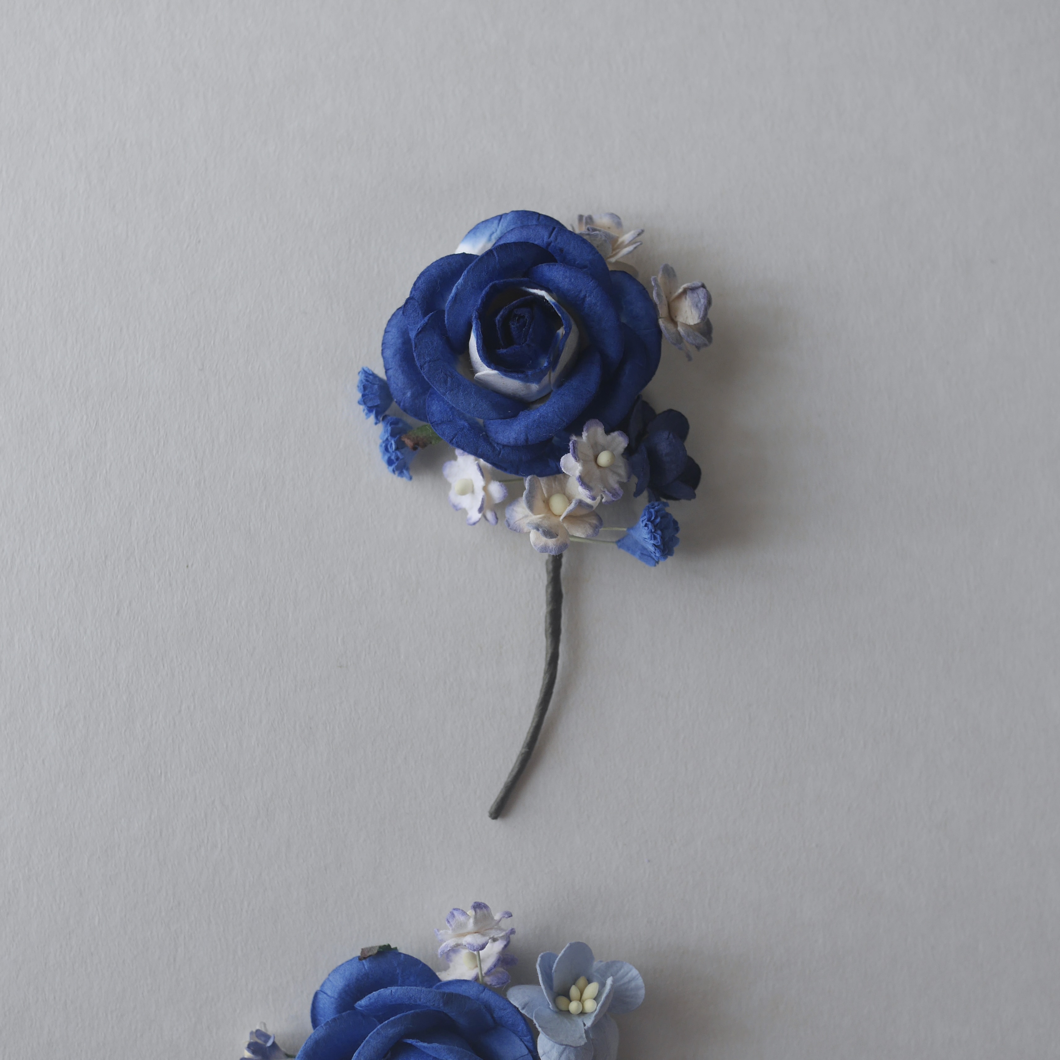 ช่อดอกไม้กุหลาบกระดาษสาสีน้ำเงิน อดอกไม้ประดับ งานแต่งงาน งานประดิษฐ์ ของชำร่วย ดอกไม้กระดาษสา งานแต่งงาน DIY wedding boutonniere or making centerpieces gift decoration 1 ชิ้น โทนสีน้ำเงินปัดสีขาว